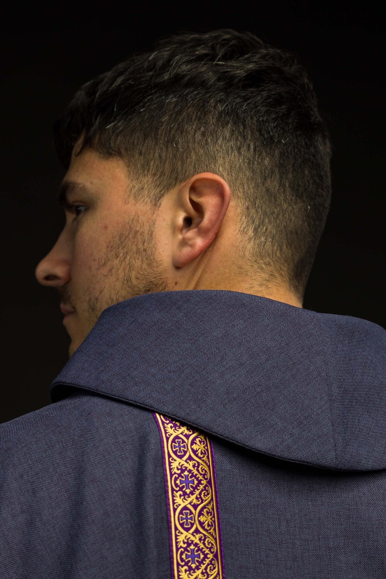 Chasuble liturgique violette avec croix brodée et bandes jacquard KOR/975/03/70 - CHASUBLES.FR