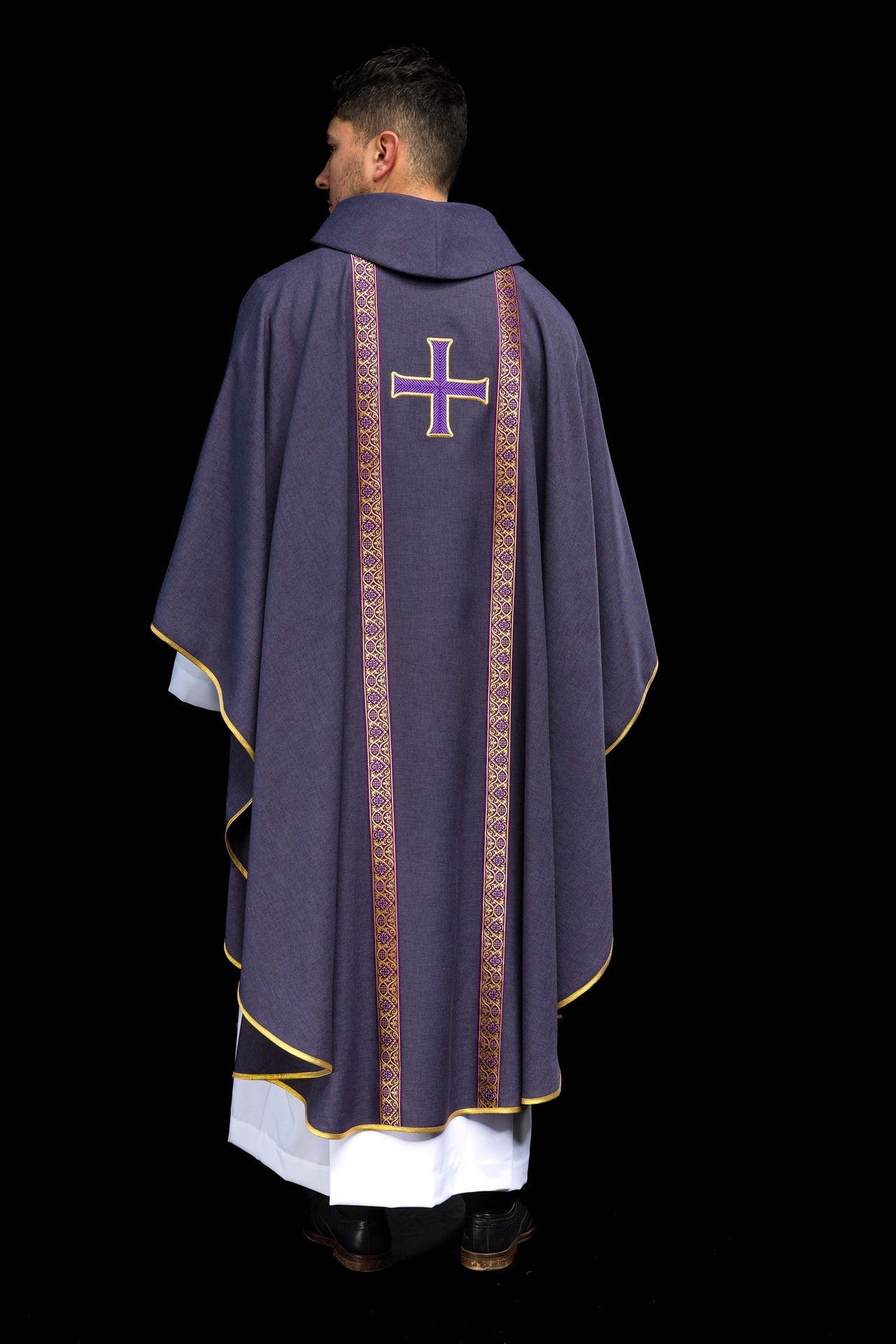 Chasuble liturgique violette avec croix brodée et bandes jacquard KOR/975/03/70 - CHASUBLES.FR