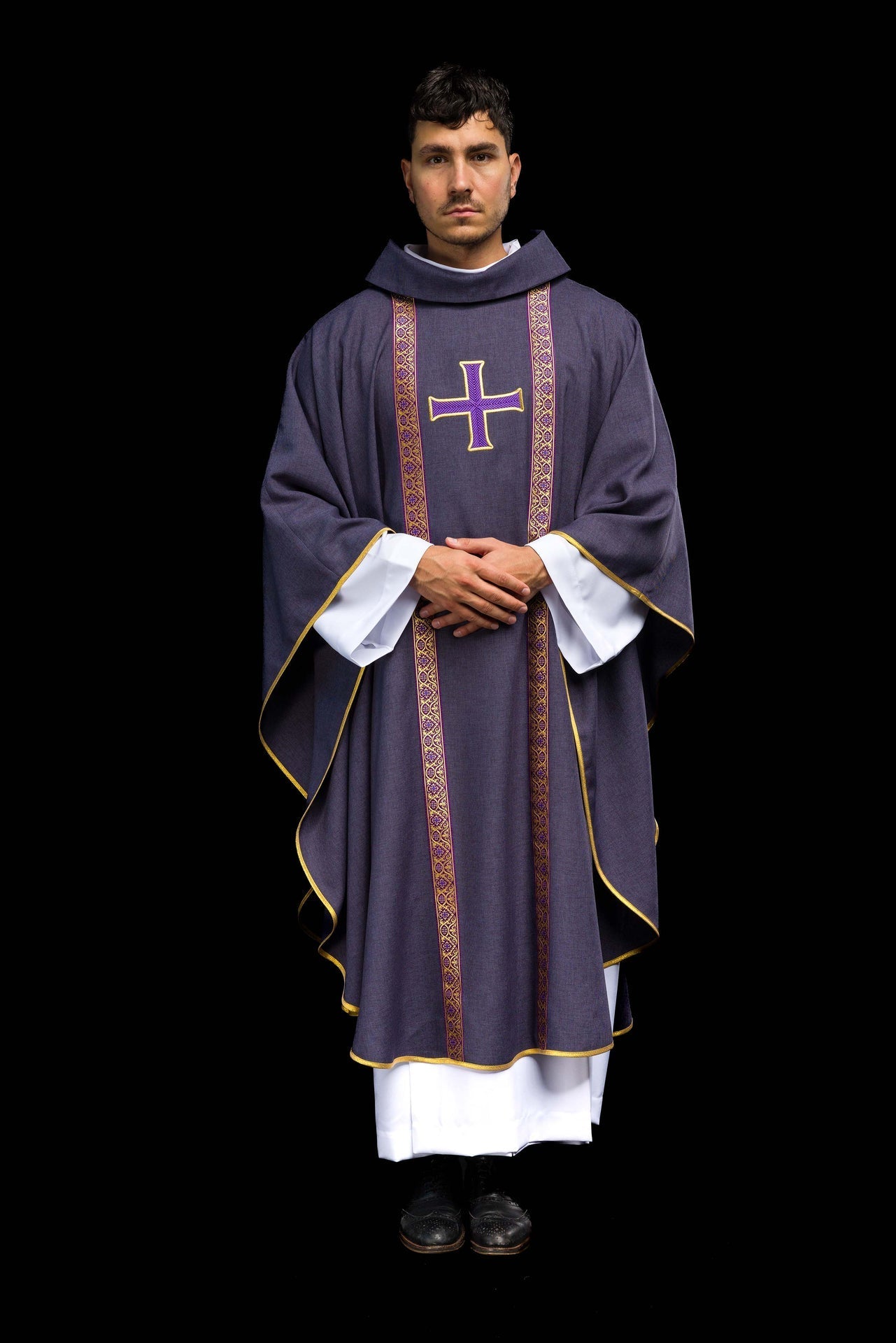 Chasuble liturgique violette avec croix brodée et bandes jacquard KOR/975/03/70 - CHASUBLES.FR