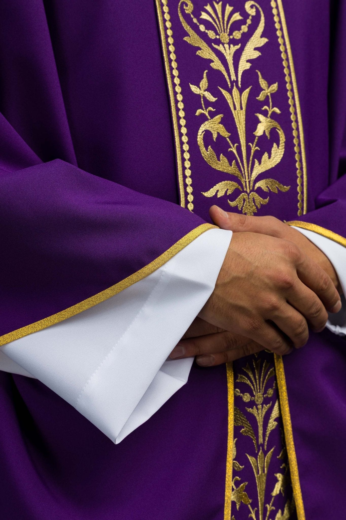 Chasuble liturgique violette ornée d'une ceinture brodée d'or KOR/008/03/01 FIOLET - CHASUBLES.FR