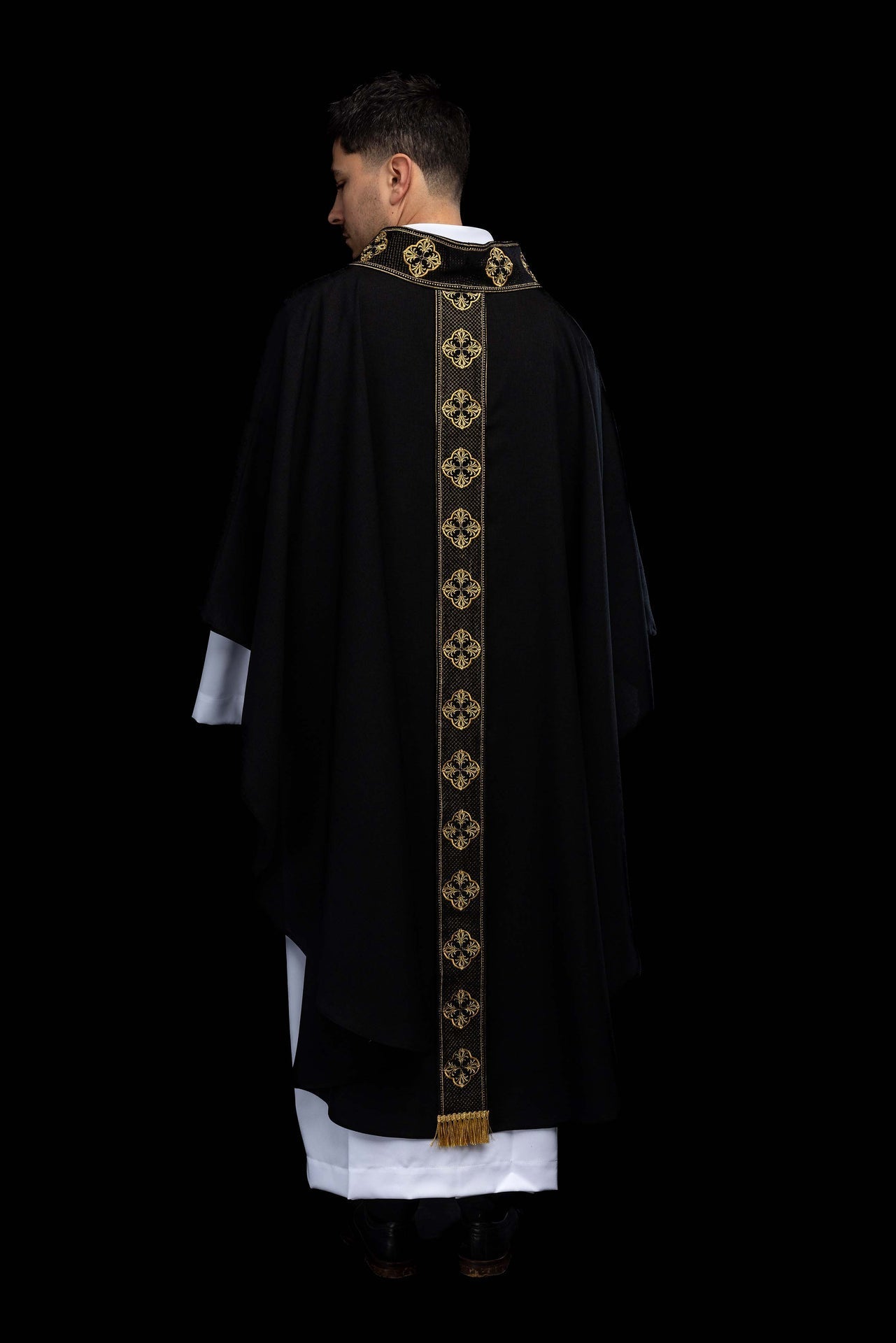 Chasuble noire avec bande brodée et col à motif de croix S-7069-07-70 - CHASUBLES.FR