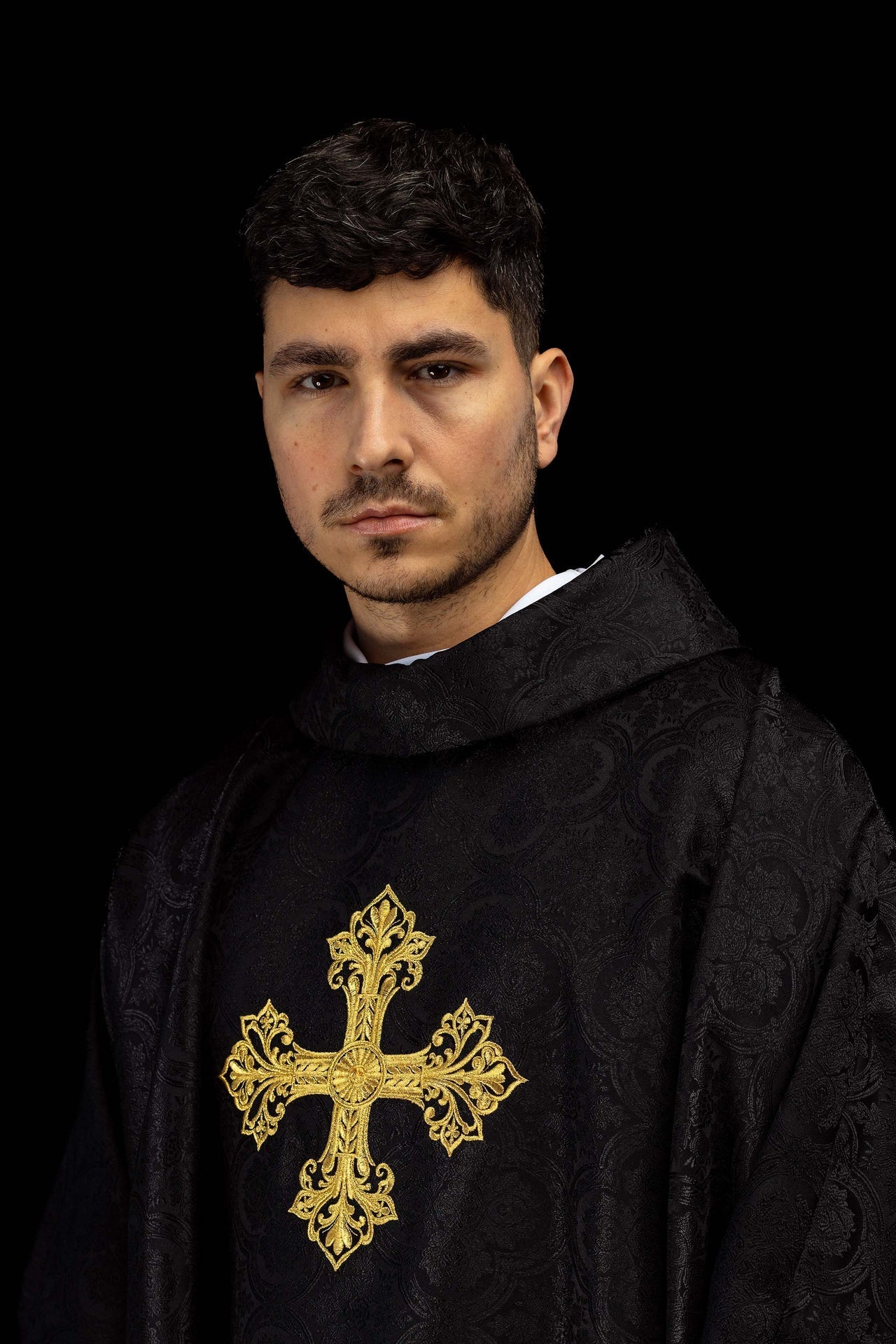 Chasuble noire avec croix tissu jacquard KOR/403/07/11 - CHASUBLES.FR