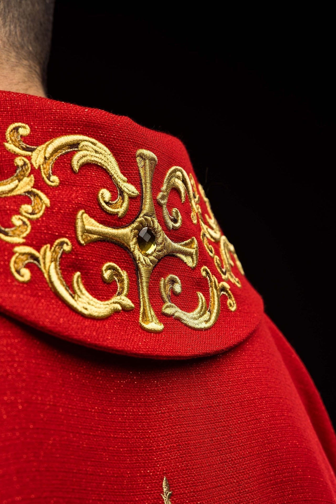 Chasuble richement brodée avec l’image de saint Paul rouge KOW2/039/02/71 - CHASUBLES.FR