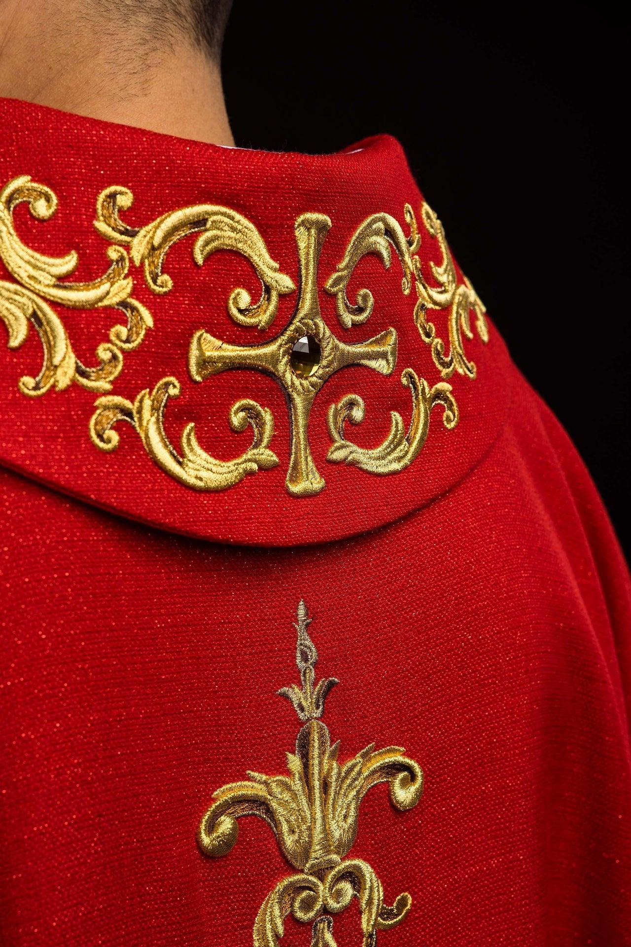 Chasuble richement brodée avec l’image de saint Pierre rouge KOW2/040/02/71 - CHASUBLES.FR