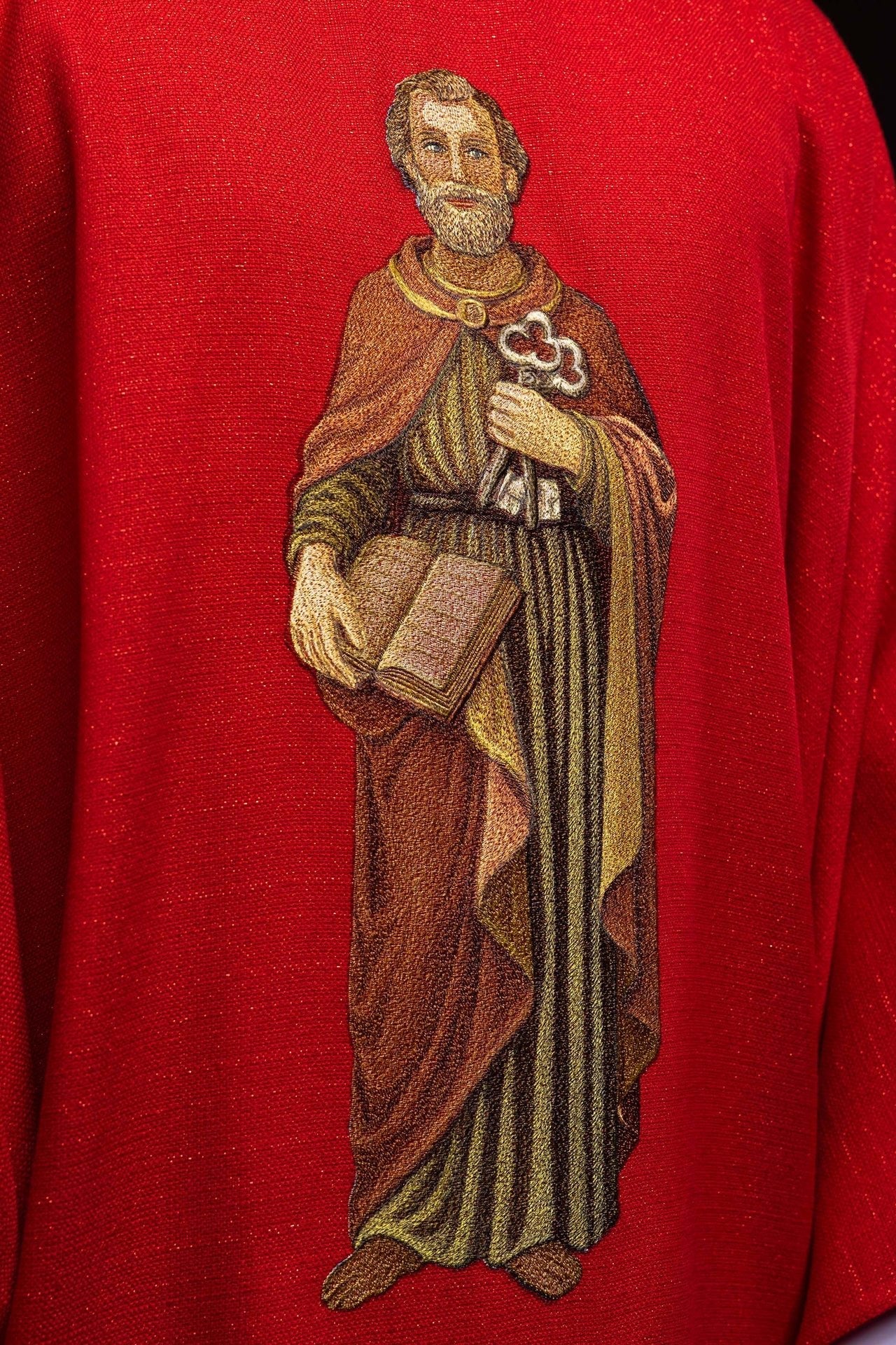 Chasuble richement brodée avec l’image de saint Pierre rouge KOW2/040/02/71 - CHASUBLES.FR