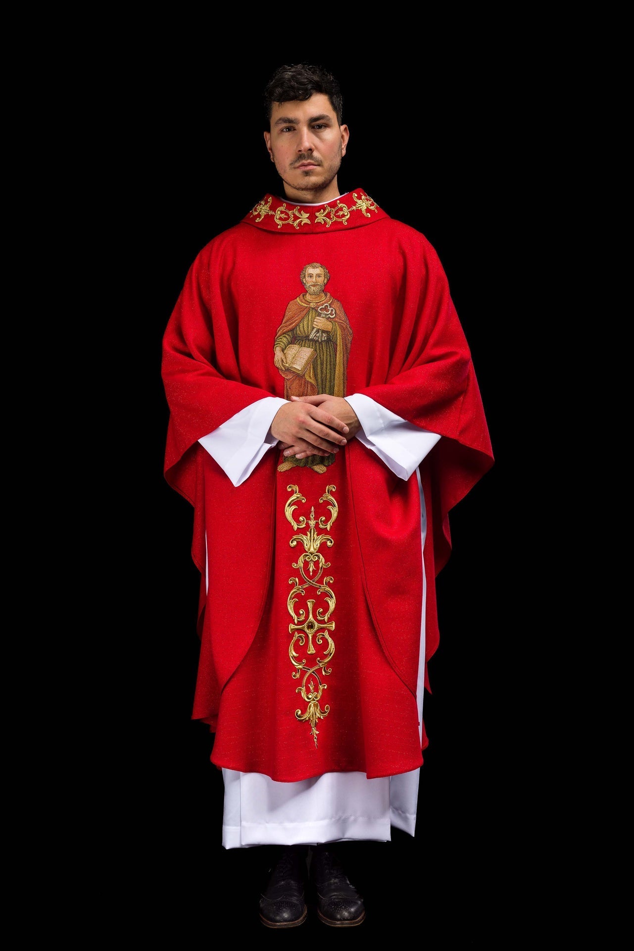 Chasuble richement brodée avec l’image de saint Pierre rouge KOW2/040/02/71 - CHASUBLES.FR