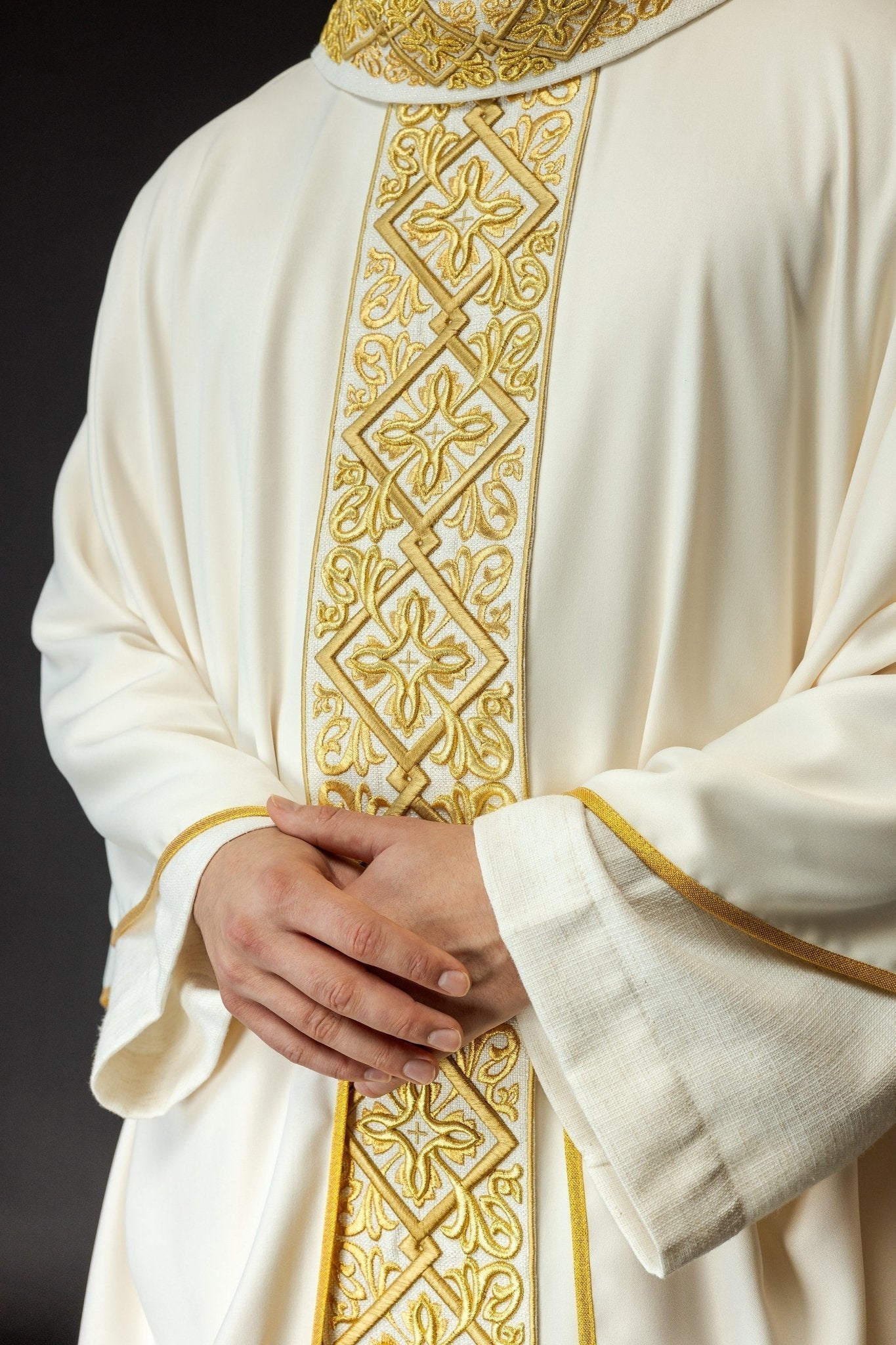 Chasuble richement brodée de motifs floraux avec croix Ecru LE/7027/05 - CHASUBLES.FR