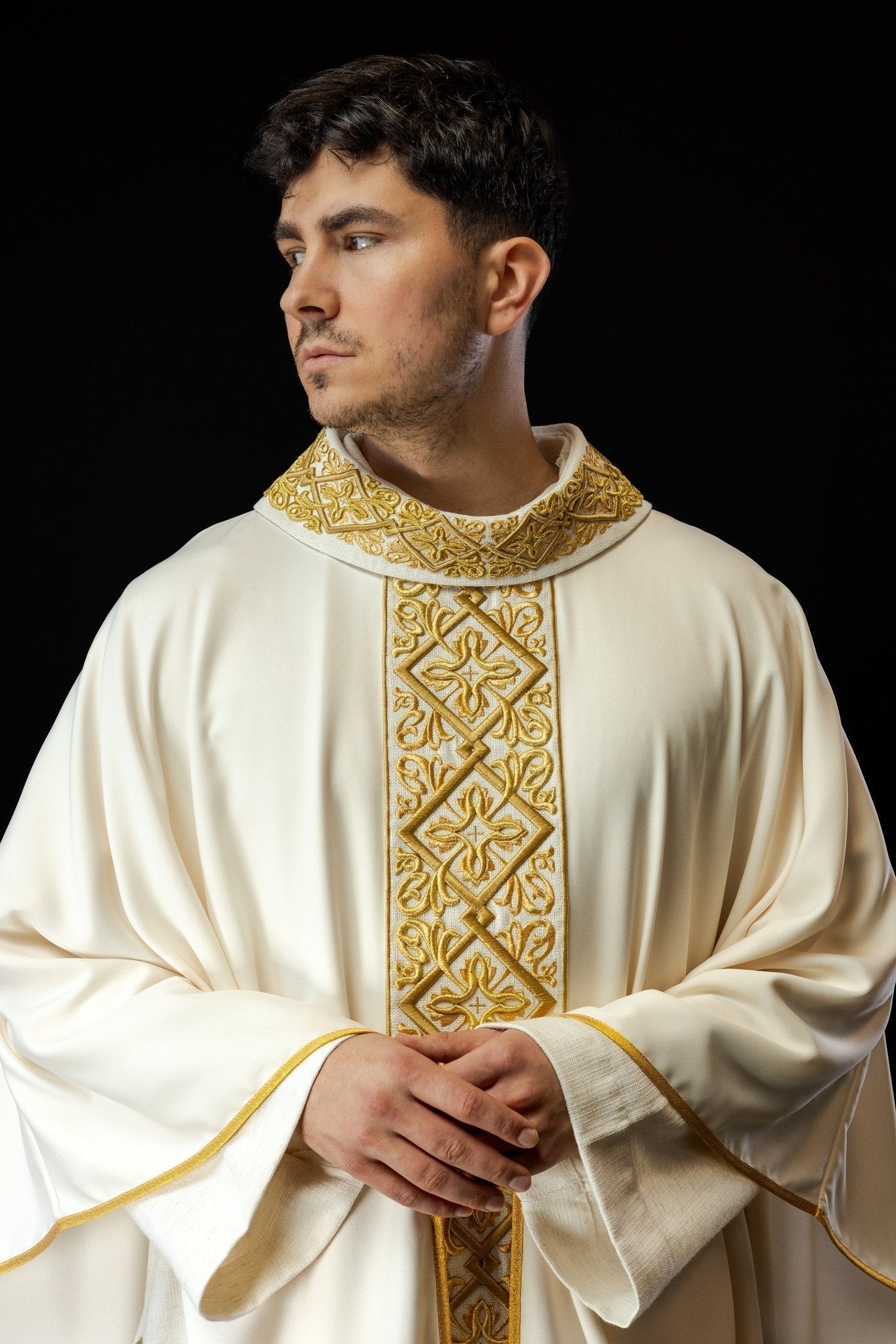 Chasuble richement brodée de motifs floraux avec croix Ecru LE/7027/05 - CHASUBLES.FR