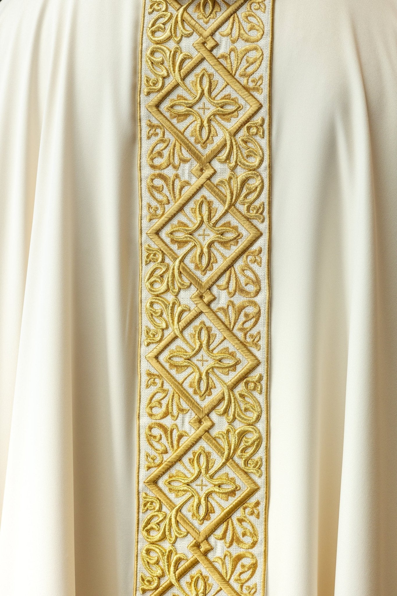 Chasuble richement brodée de motifs floraux avec croix Ecru LE/7027/05 - CHASUBLES.FR