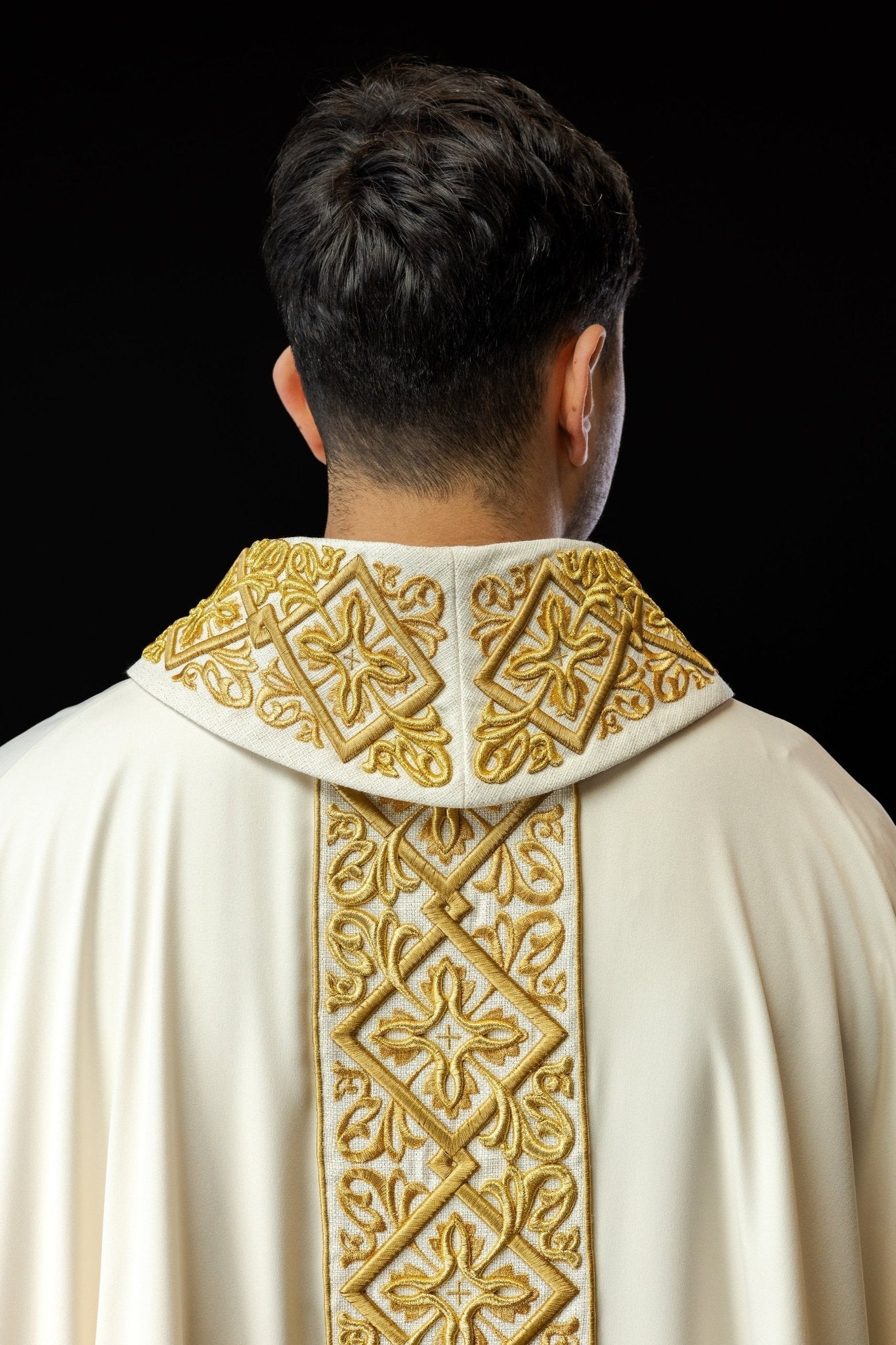 Chasuble richement brodée de motifs floraux avec croix Ecru LE/7027/05 - CHASUBLES.FR