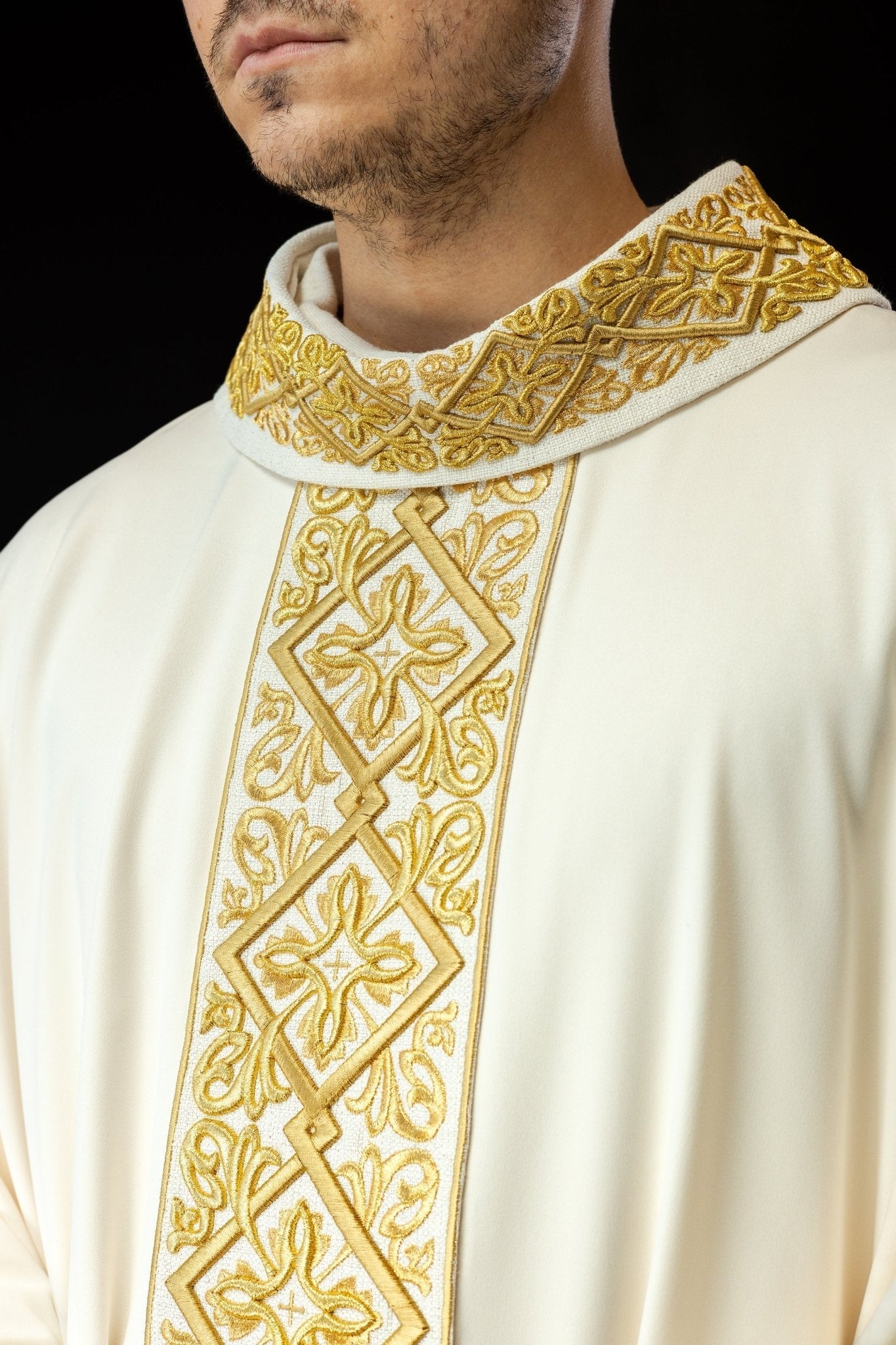 Chasuble richement brodée de motifs floraux avec croix Ecru LE/7027/05 - CHASUBLES.FR