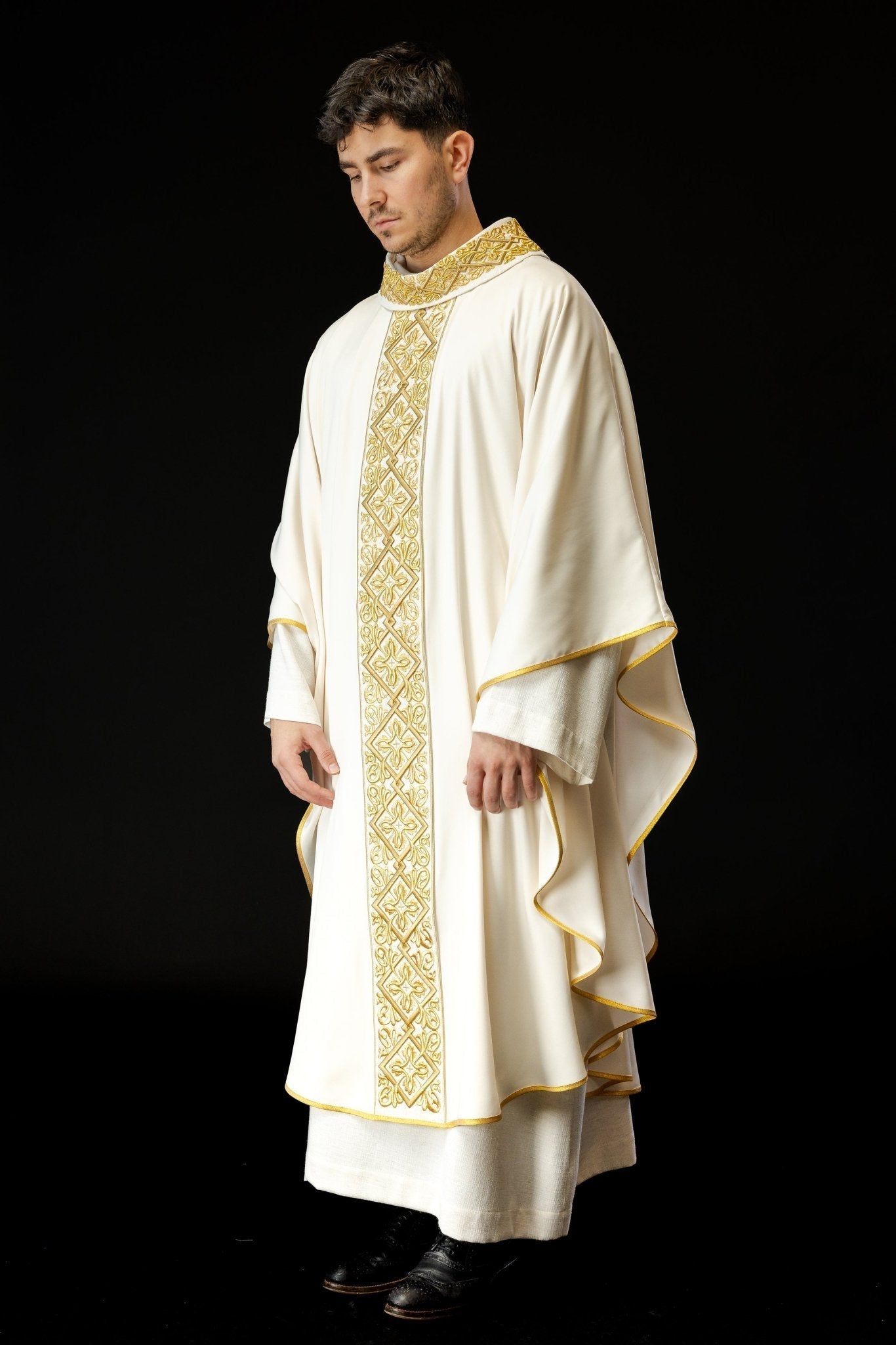 Chasuble richement brodée de motifs floraux avec croix Ecru LE/7027/05 - CHASUBLES.FR