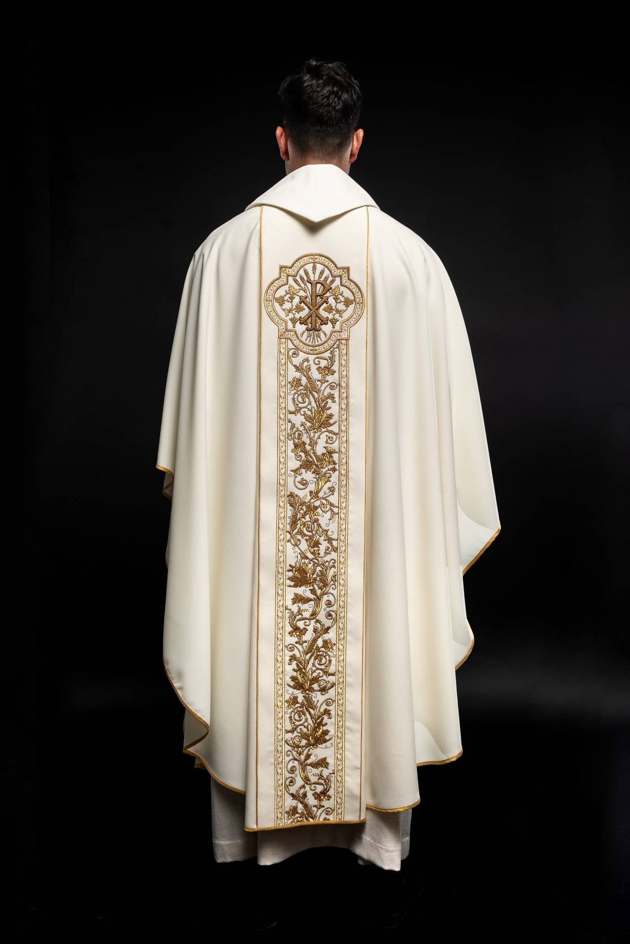 Chasuble richement brodée du symbole du Sacré-CŒUR de Jésus écru KOR/109/05/01 ECRU - CHASUBLES.FR
