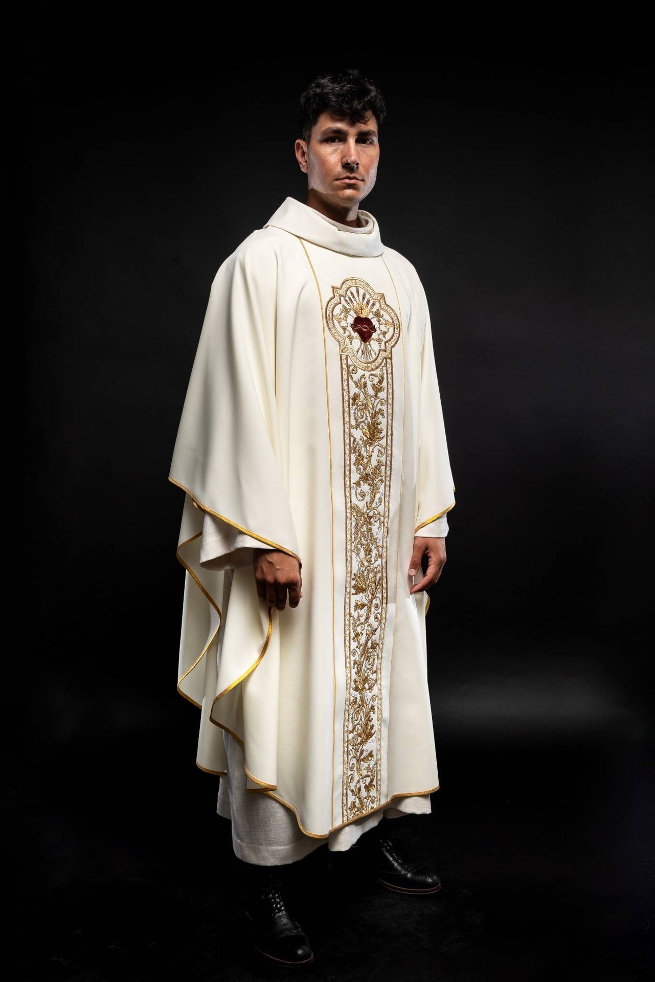 Chasuble richement brodée du symbole du Sacré-CŒUR de Jésus écru KOR/109/05/01 ECRU - CHASUBLES.FR