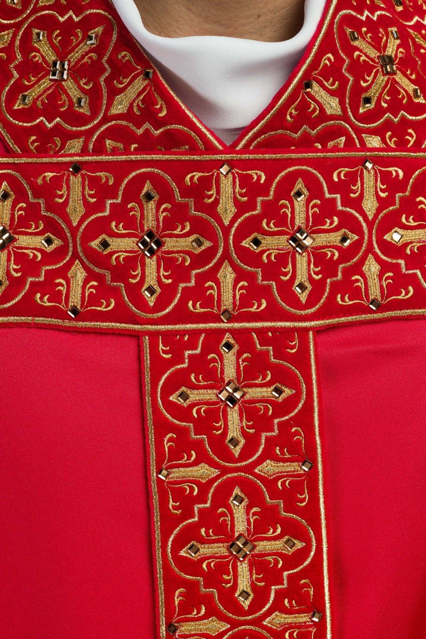 Chasuble richement brodée et ornée de pierres rouges LE/7004/02 - CHASUBLES.FR