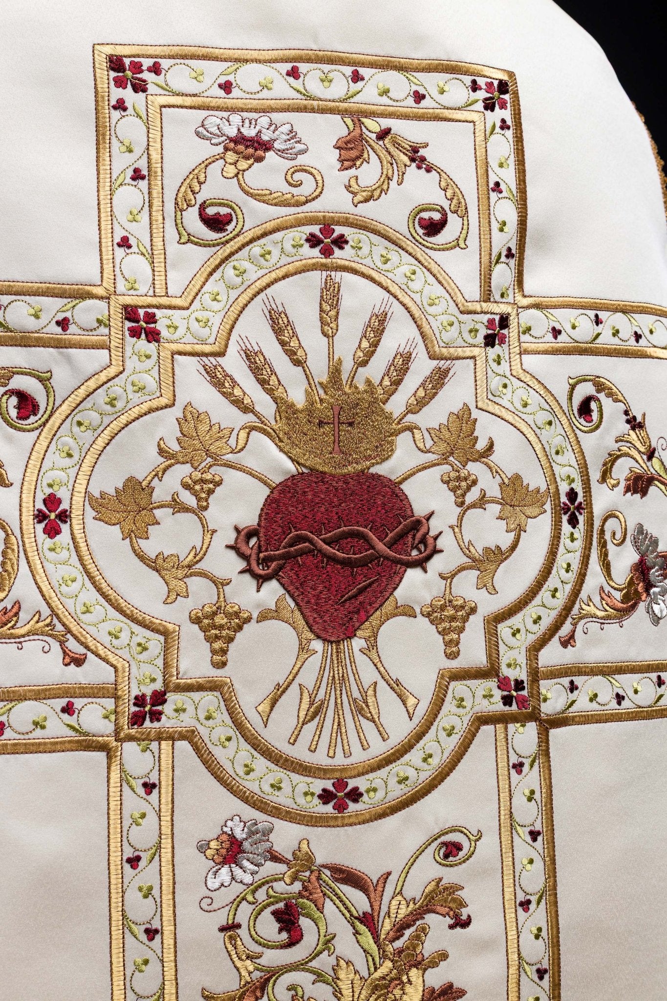 Chasuble romaine brodée du Cœur de Jésus-Christ KOR/199/05/20 - CHASUBLES.FR