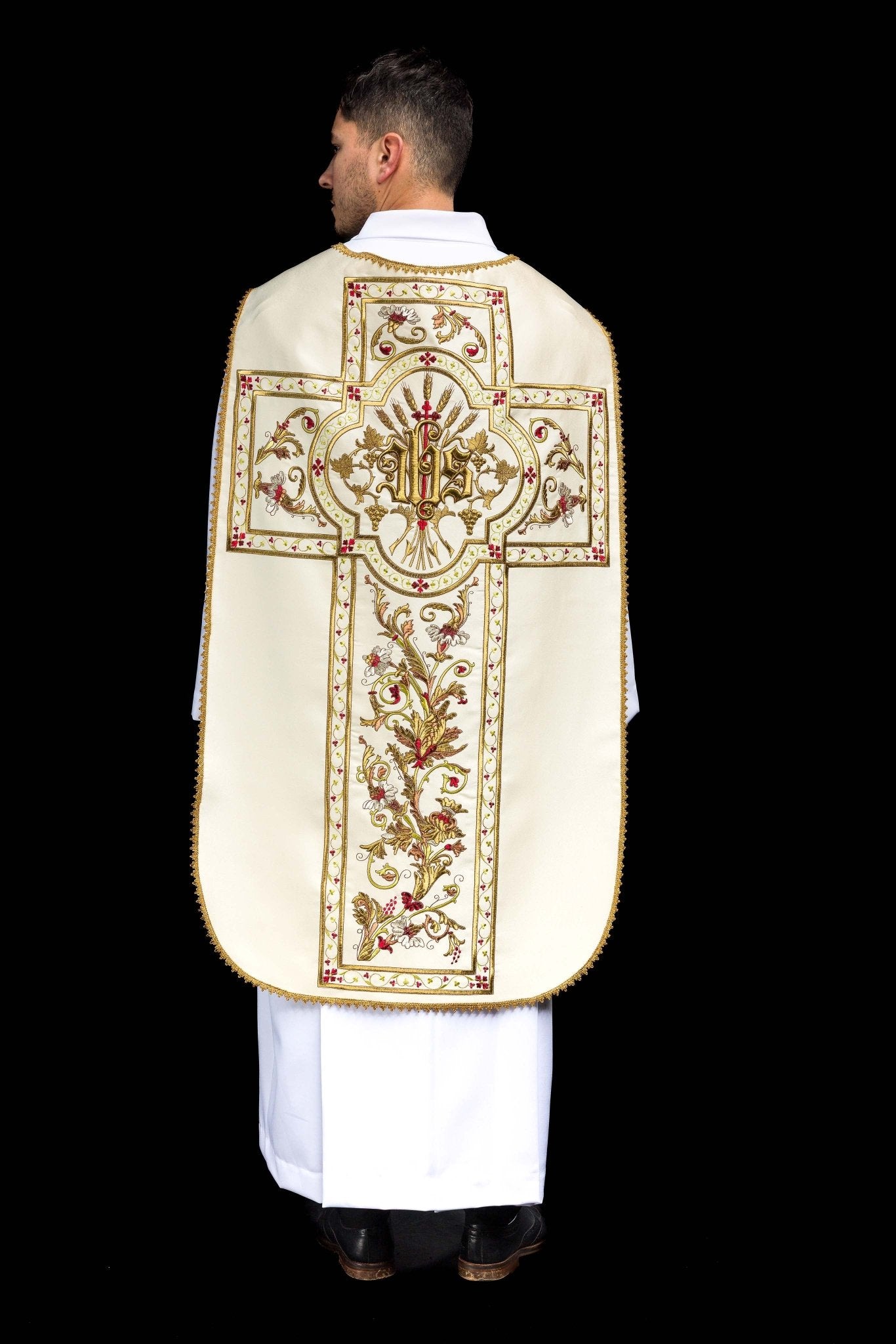 Chasuble romaine brodée d'un motif IHS KOR/200/05/01 ECRU - CHASUBLES.FR