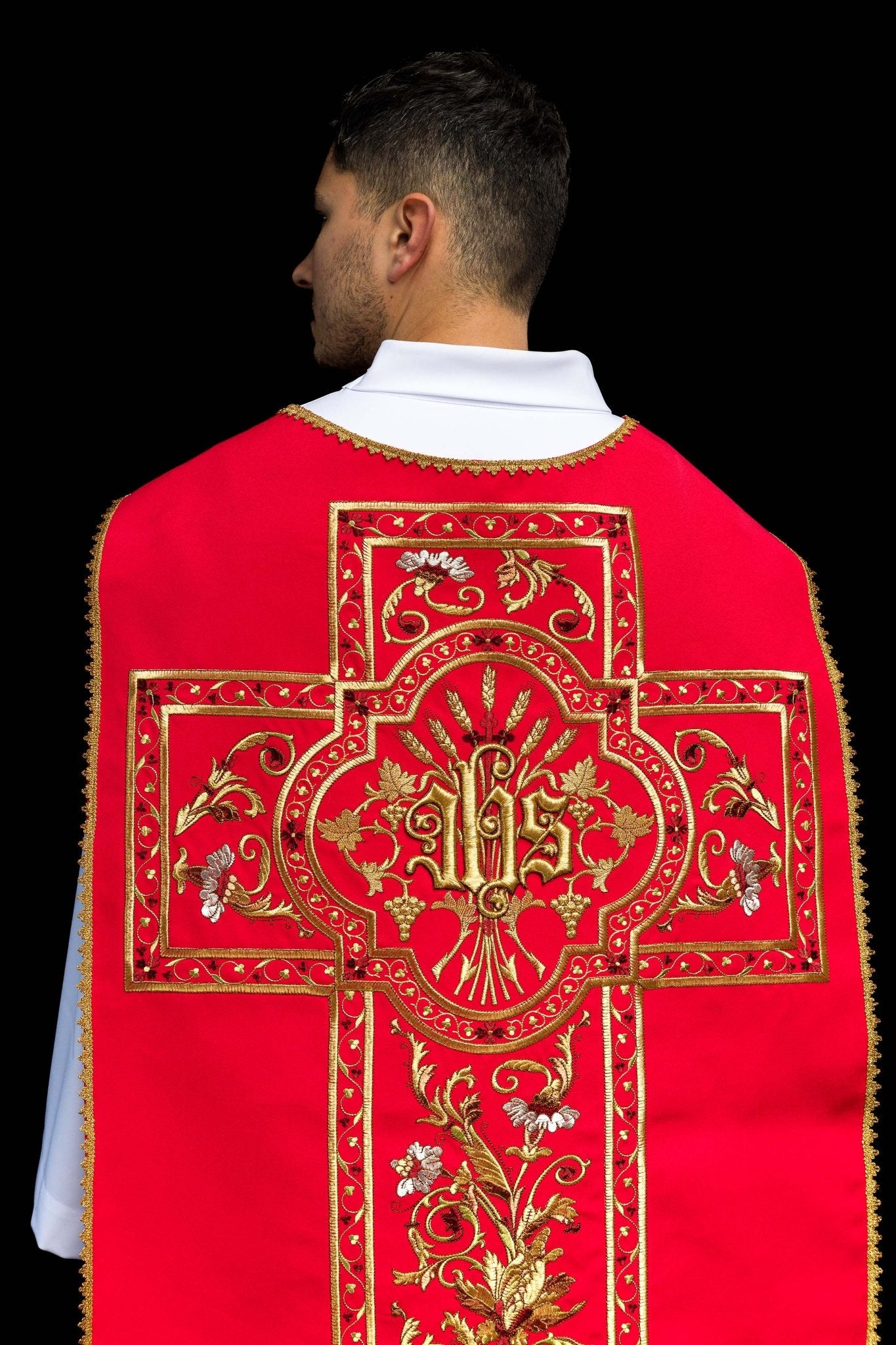 Chasuble romaine rouge brodée d'un motif IHS KOR/200/02/01 CZERWONY - CHASUBLES.FR