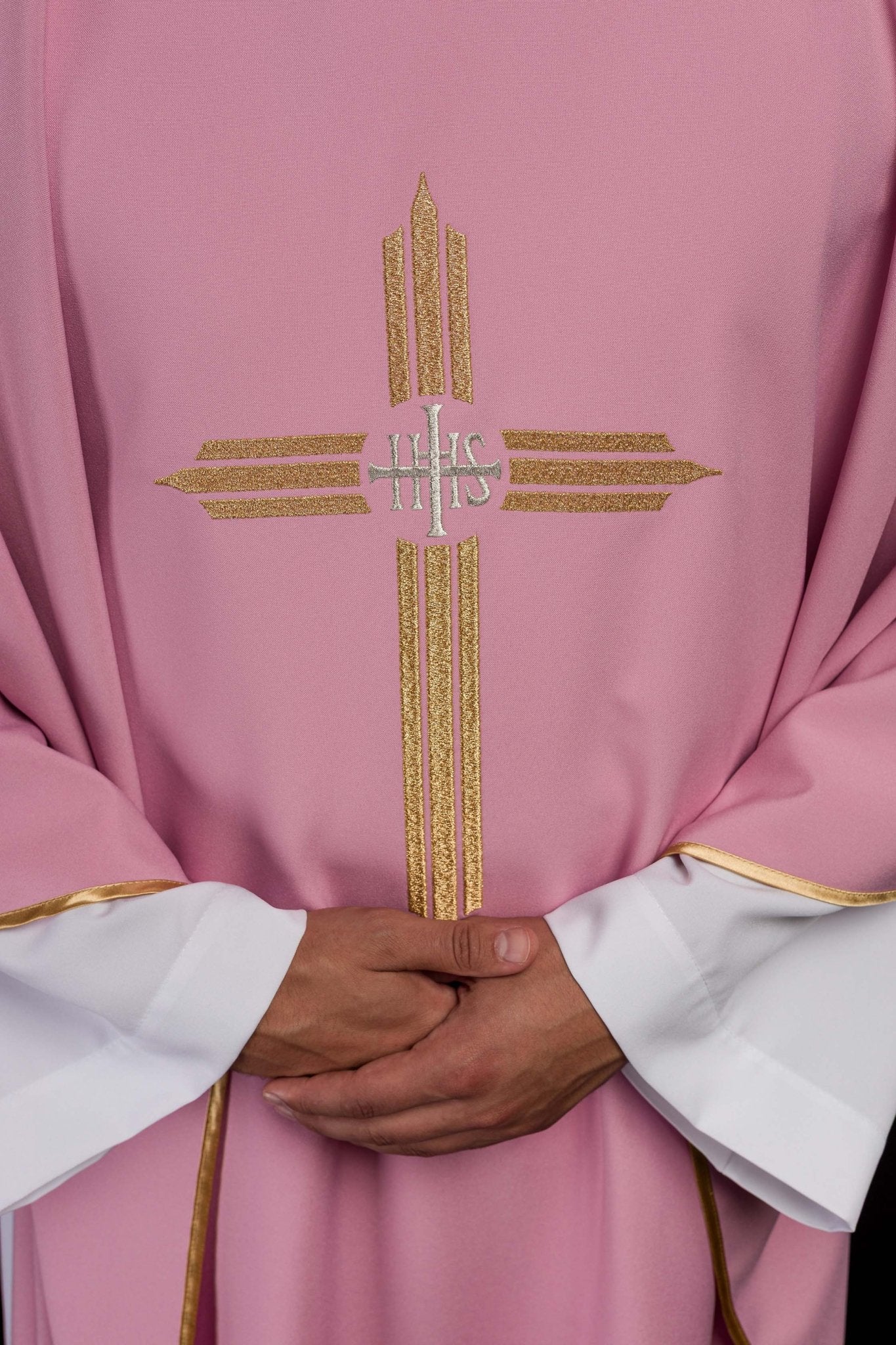 Chasuble rose avec broderie IHS dorée KOR/017/08/12 RÓŻ - CHASUBLES.FR
