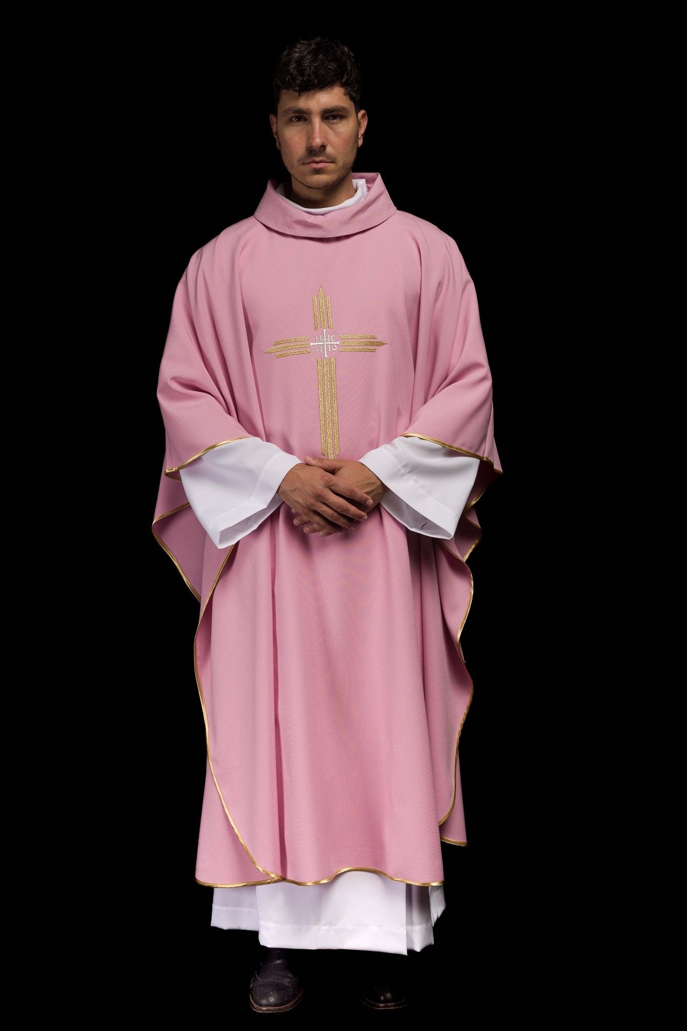 Chasuble rose avec broderie IHS dorée KOR/017/08/12 RÓŻ - CHASUBLES.FR