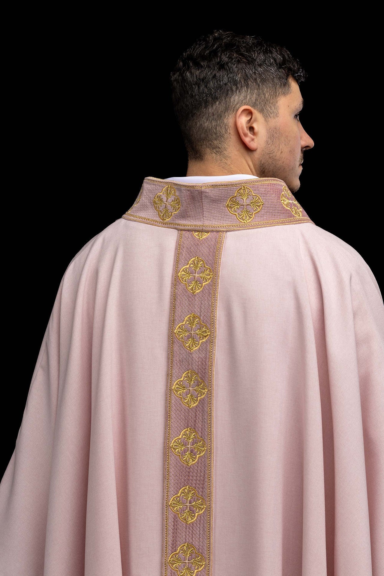 Chasuble rose avec galon brodé et col à motifs de croix S-7069-08-70 - CHASUBLES.FR