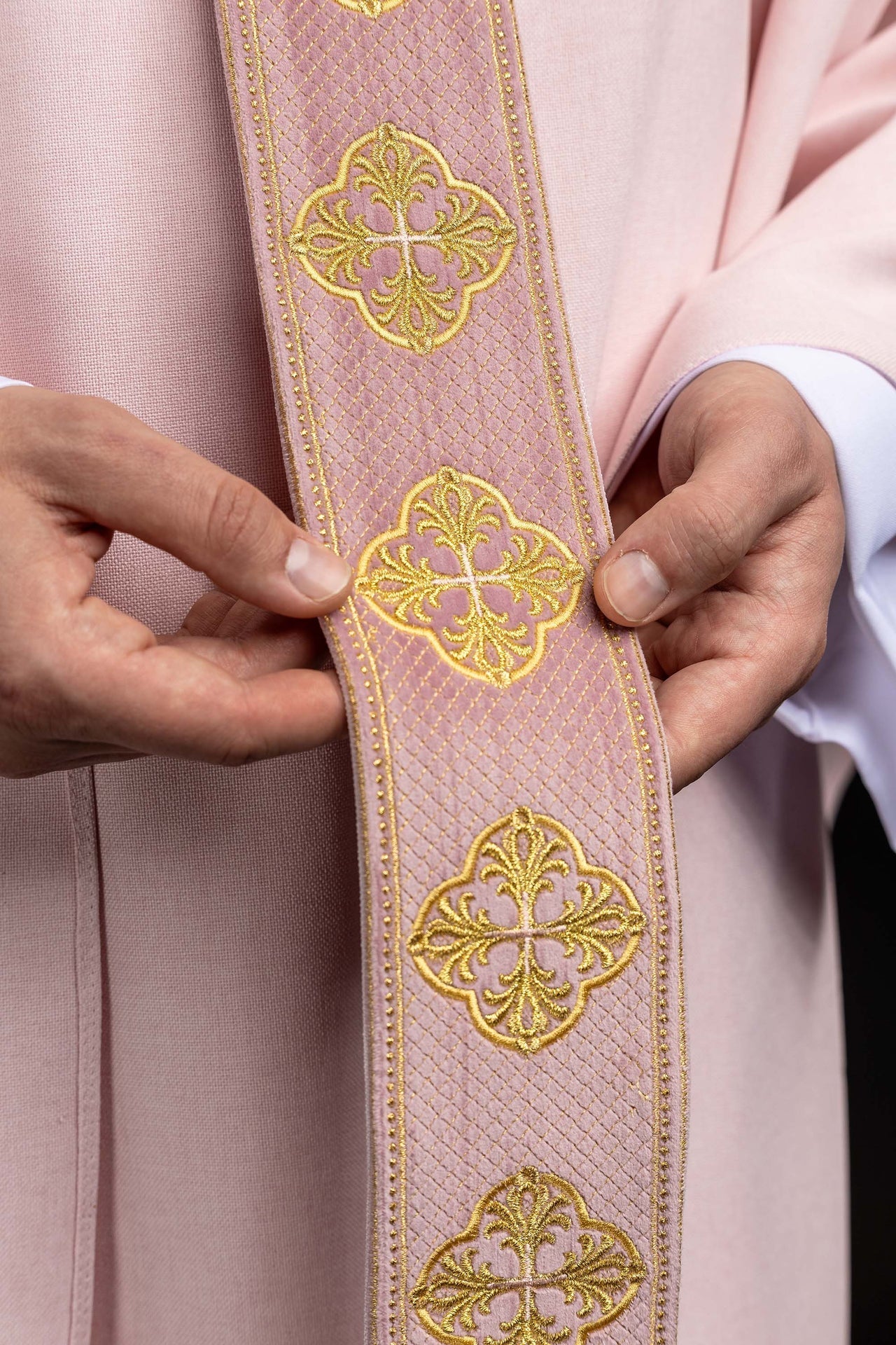 Chasuble rose avec galon brodé et col à motifs de croix S-7069-08-70 - CHASUBLES.FR
