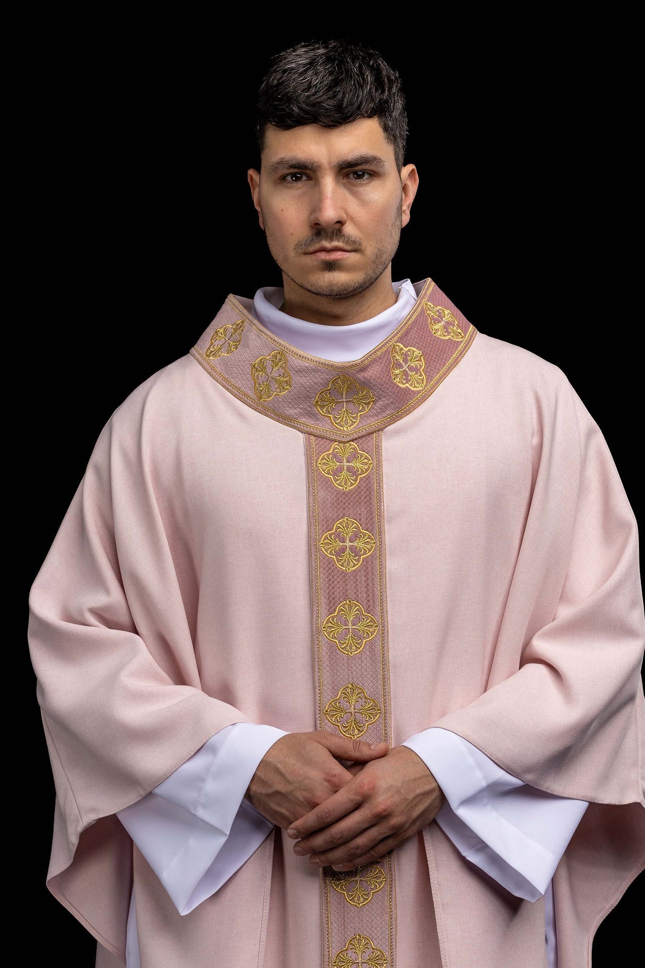 Chasuble rose avec galon brodé et col à motifs de croix S-7069-08-70 - CHASUBLES.FR