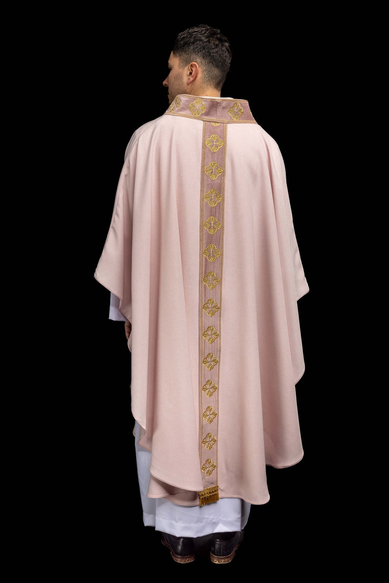 Chasuble rose avec galon brodé et col à motifs de croix S-7069-08-70 - CHASUBLES.FR