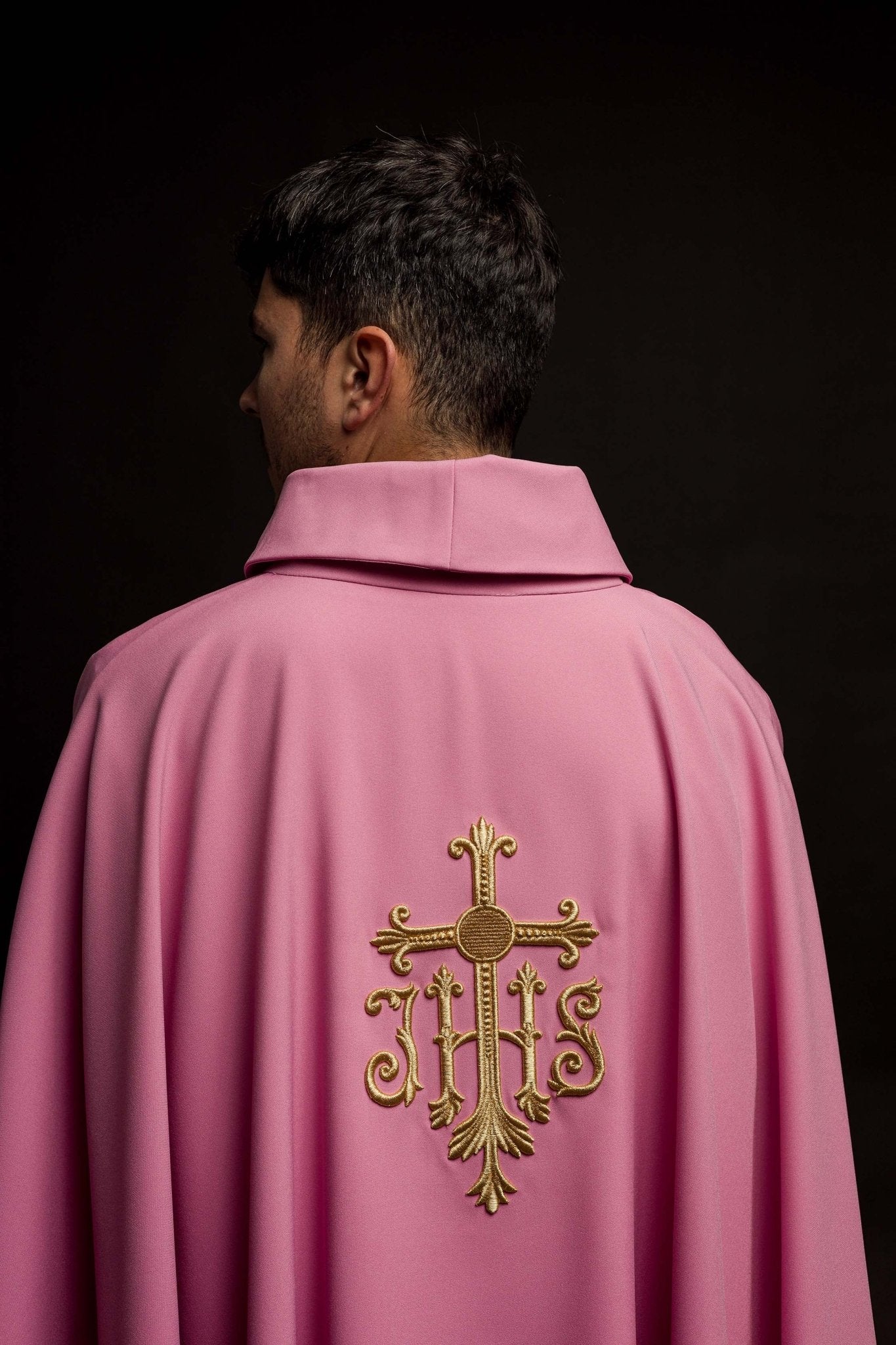 Chasuble rose avec JHS broderi KOR/255/08/12 - CHASUBLES.FR