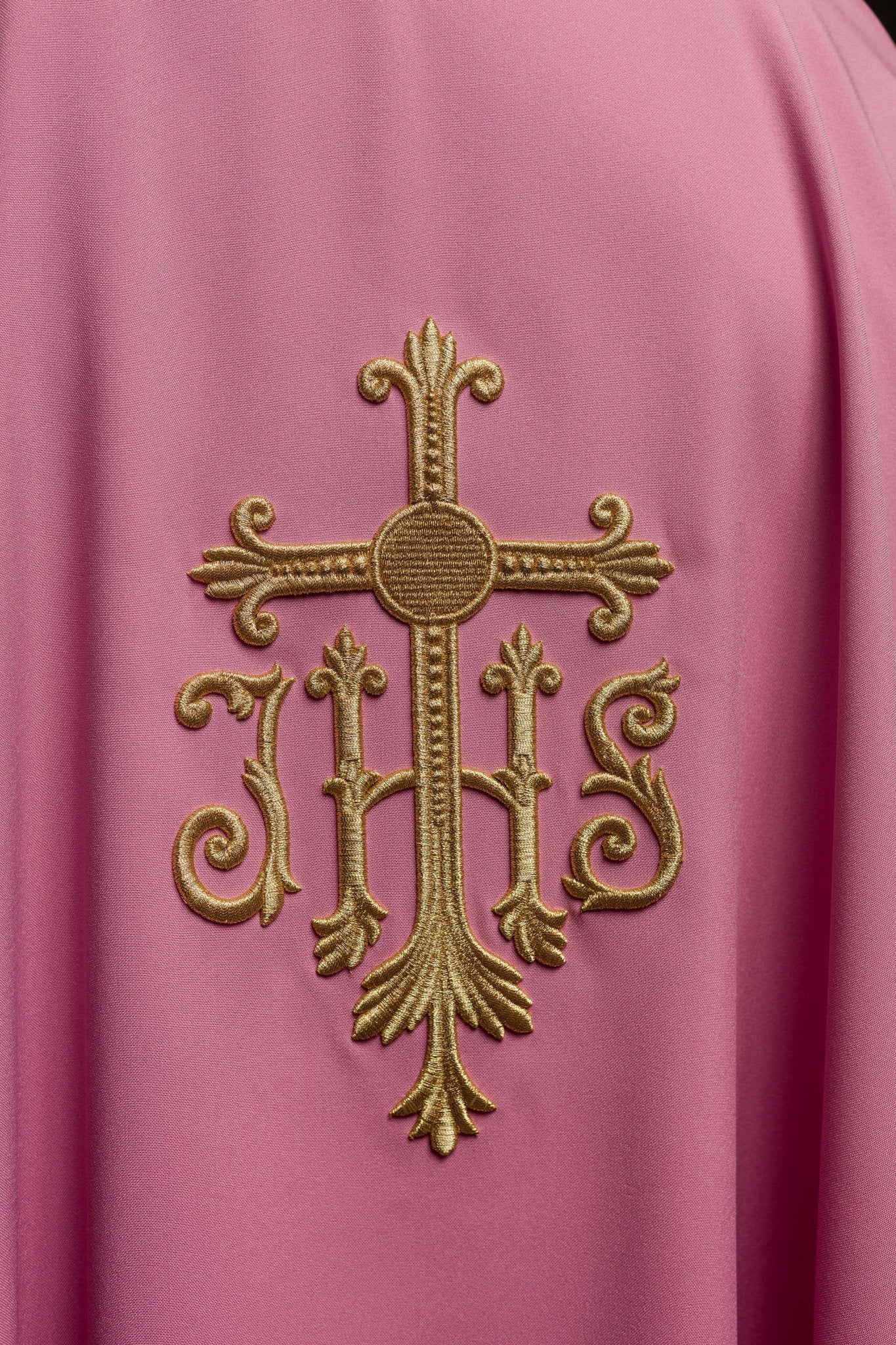 Chasuble rose avec JHS broderi KOR/255/08/12 - CHASUBLES.FR