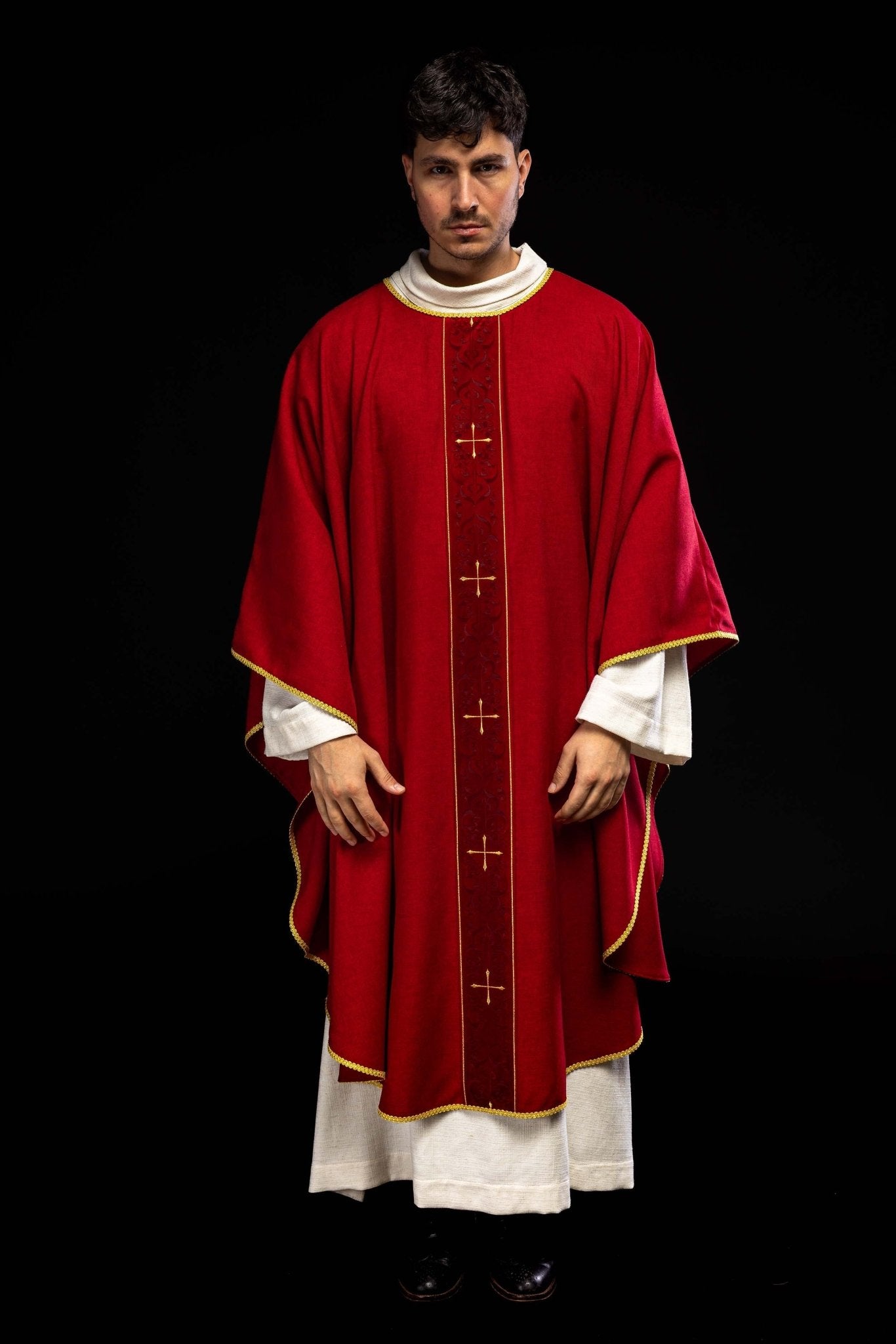 Chasuble rouge avec bande brodée de croix LE/7074/02 - CHASUBLES.FR