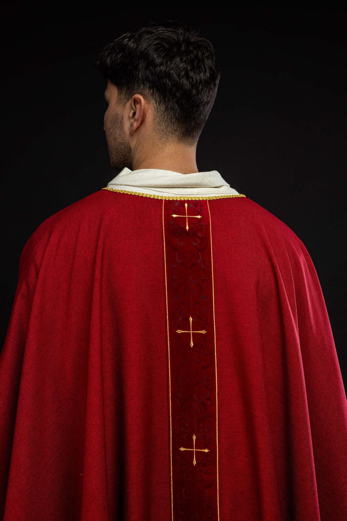 Chasuble rouge avec bande brodée de croix LE/7074/02 - CHASUBLES.FR