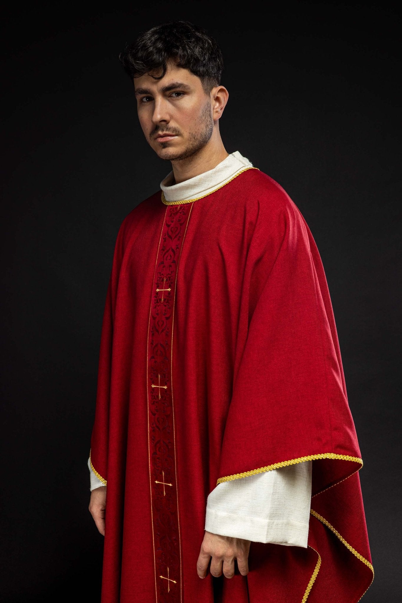 Chasuble rouge avec bande brodée de croix LE/7074/02 - CHASUBLES.FR