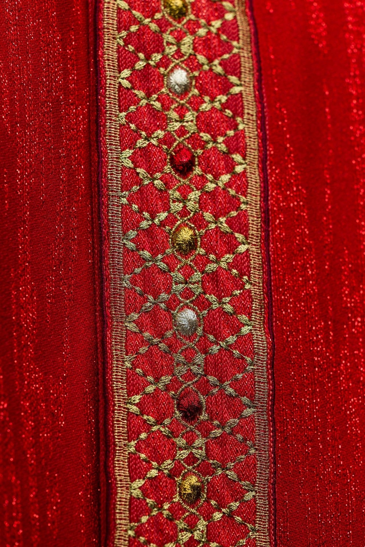 Chasuble rouge avec bande et col brodés LE/7033/02 - CHASUBLES.FR