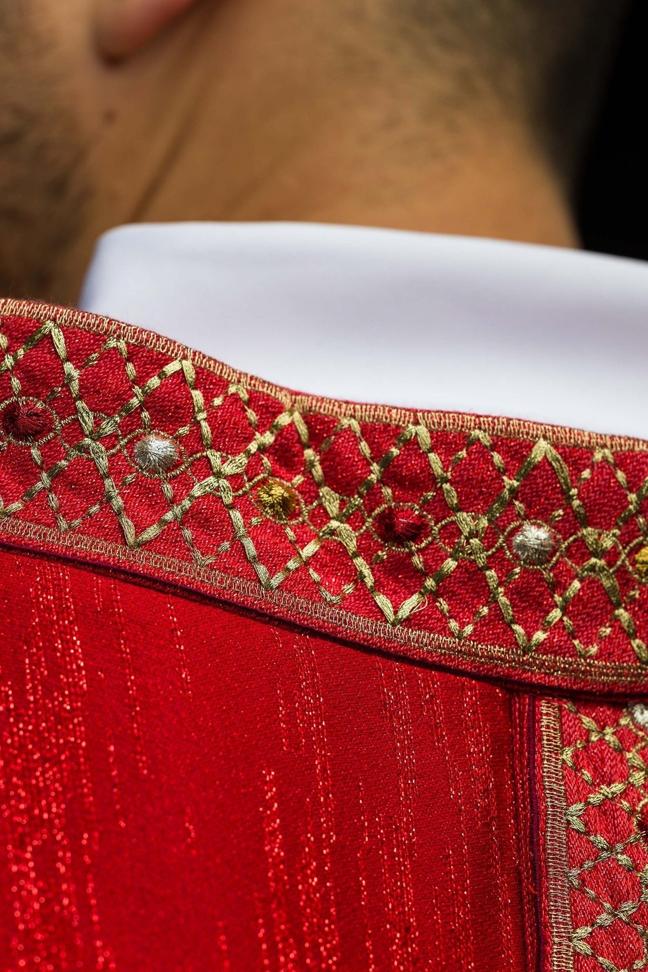 Chasuble rouge avec bande et col brodés LE/7033/02 - CHASUBLES.FR