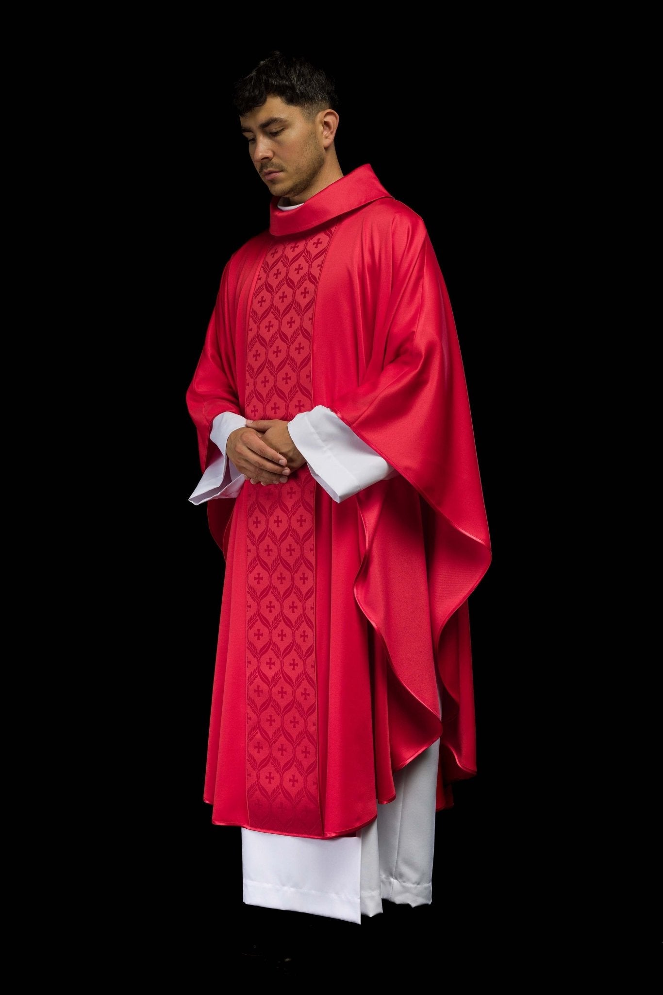 Chasuble rouge avec bande jacquard ornée de croix KOR/402/02/53 - CHASUBLES.FR
