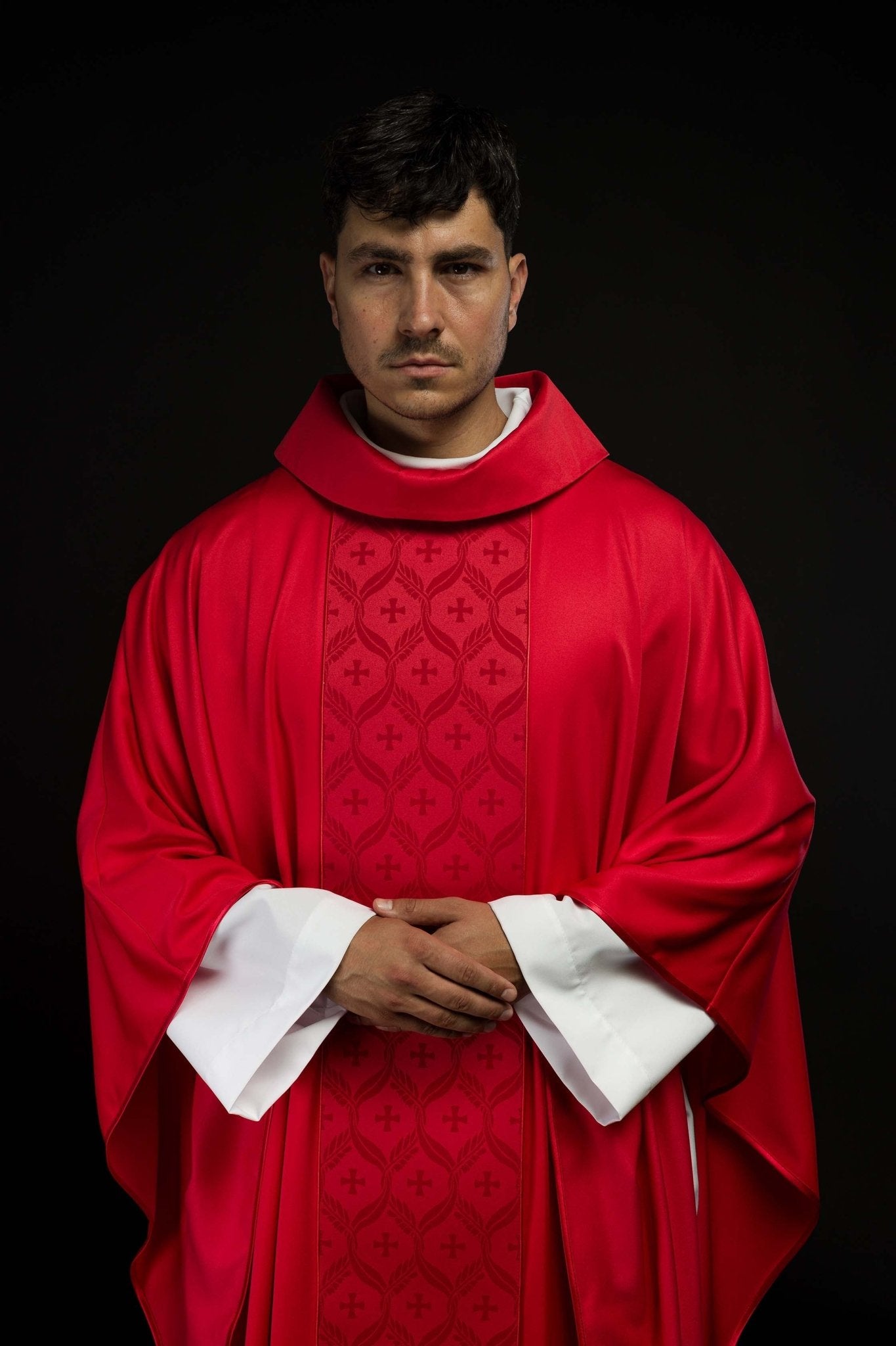 Chasuble rouge avec bande jacquard ornée de croix KOR/402/02/53 - CHASUBLES.FR