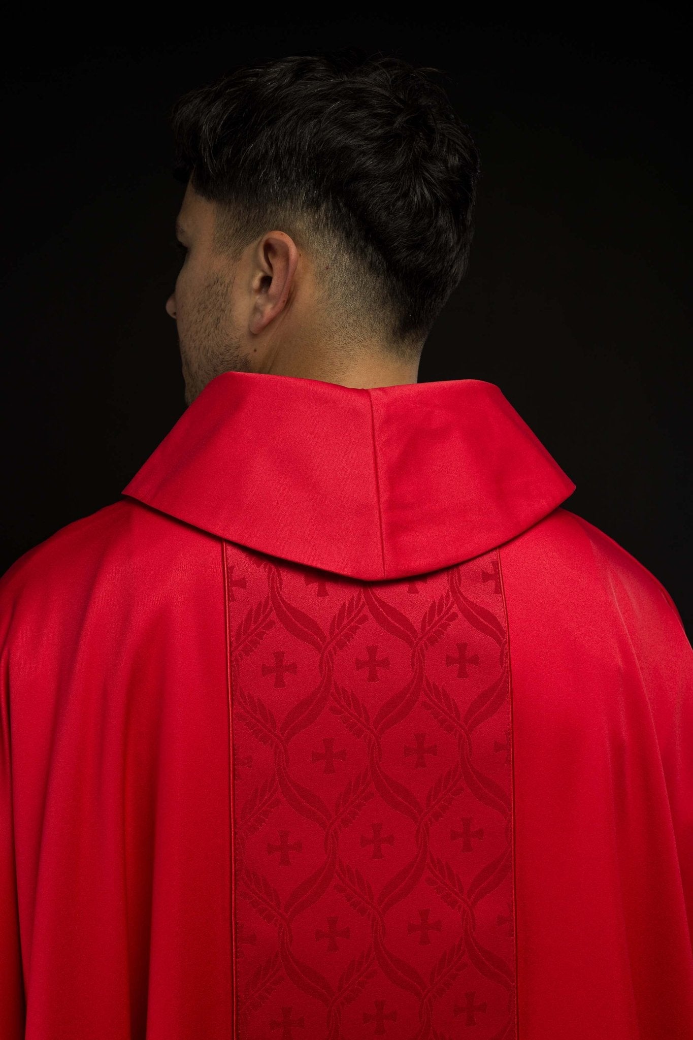Chasuble rouge avec bande jacquard ornée de croix KOR/402/02/53 - CHASUBLES.FR