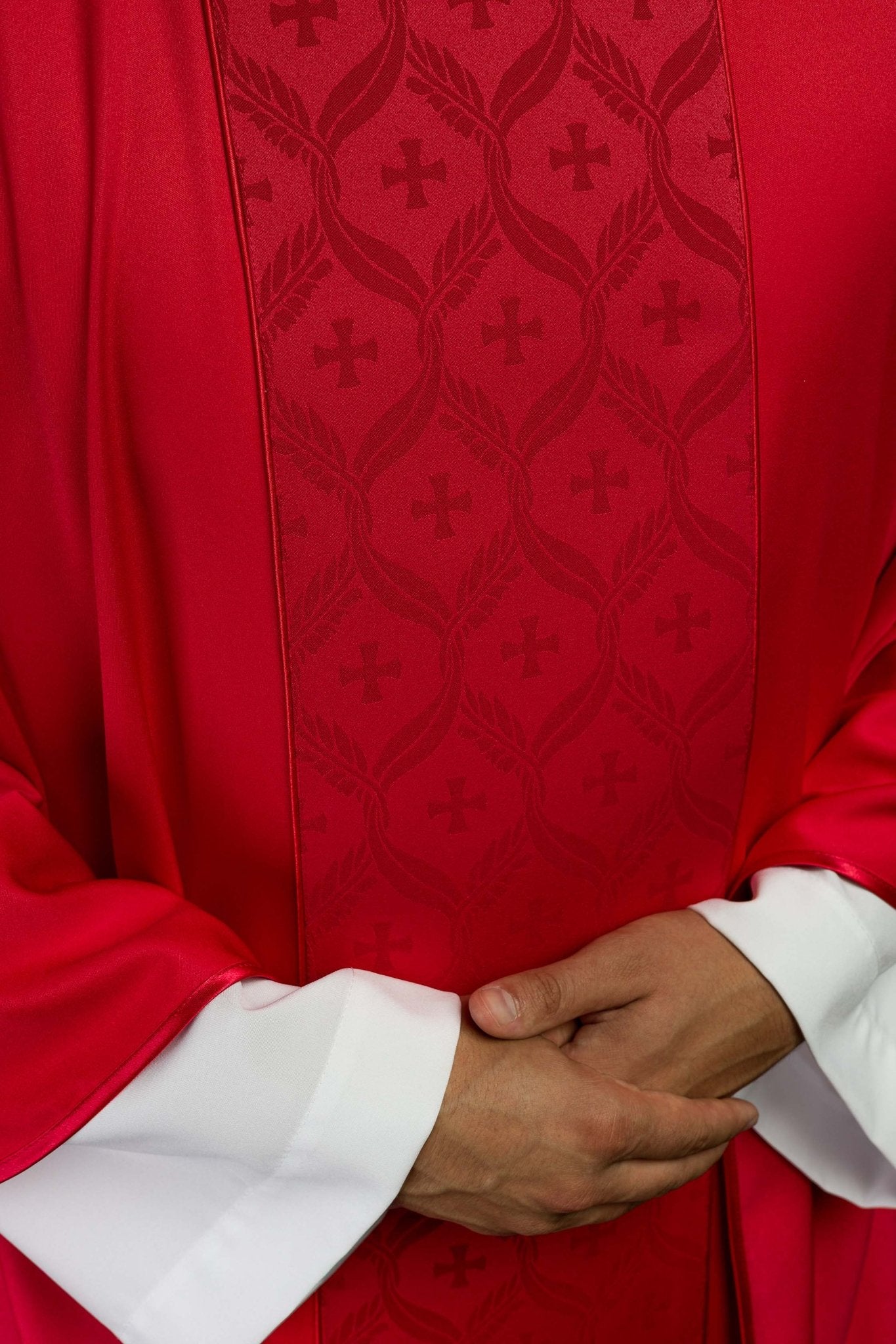Chasuble rouge avec bande jacquard ornée de croix KOR/402/02/53 - CHASUBLES.FR