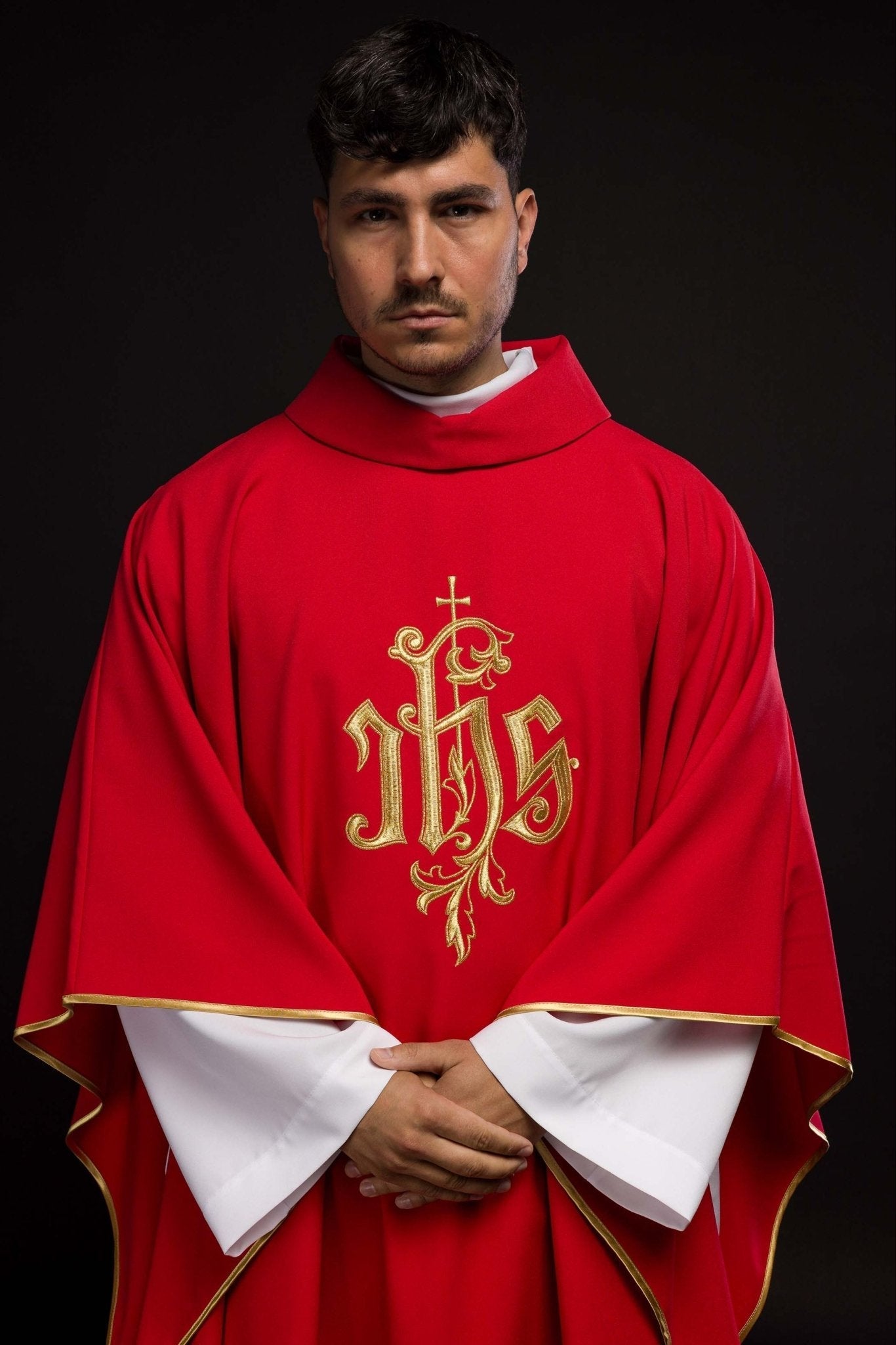 Chasuble rouge avec broderie IHS dorée KOR/032/02/12 CZERWONY - CHASUBLES.FR