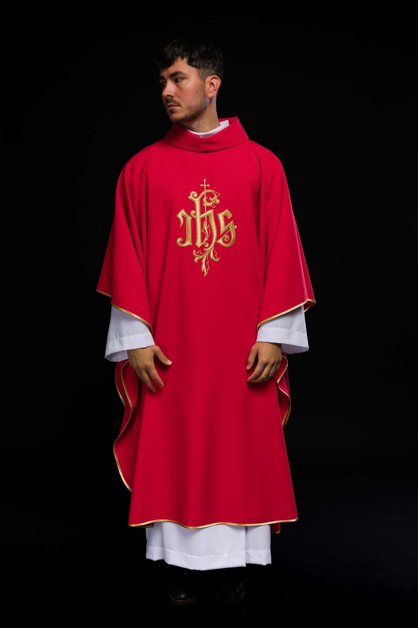 Chasuble rouge avec broderie IHS dorée KOR/032/02/12 CZERWONY - CHASUBLES.FR