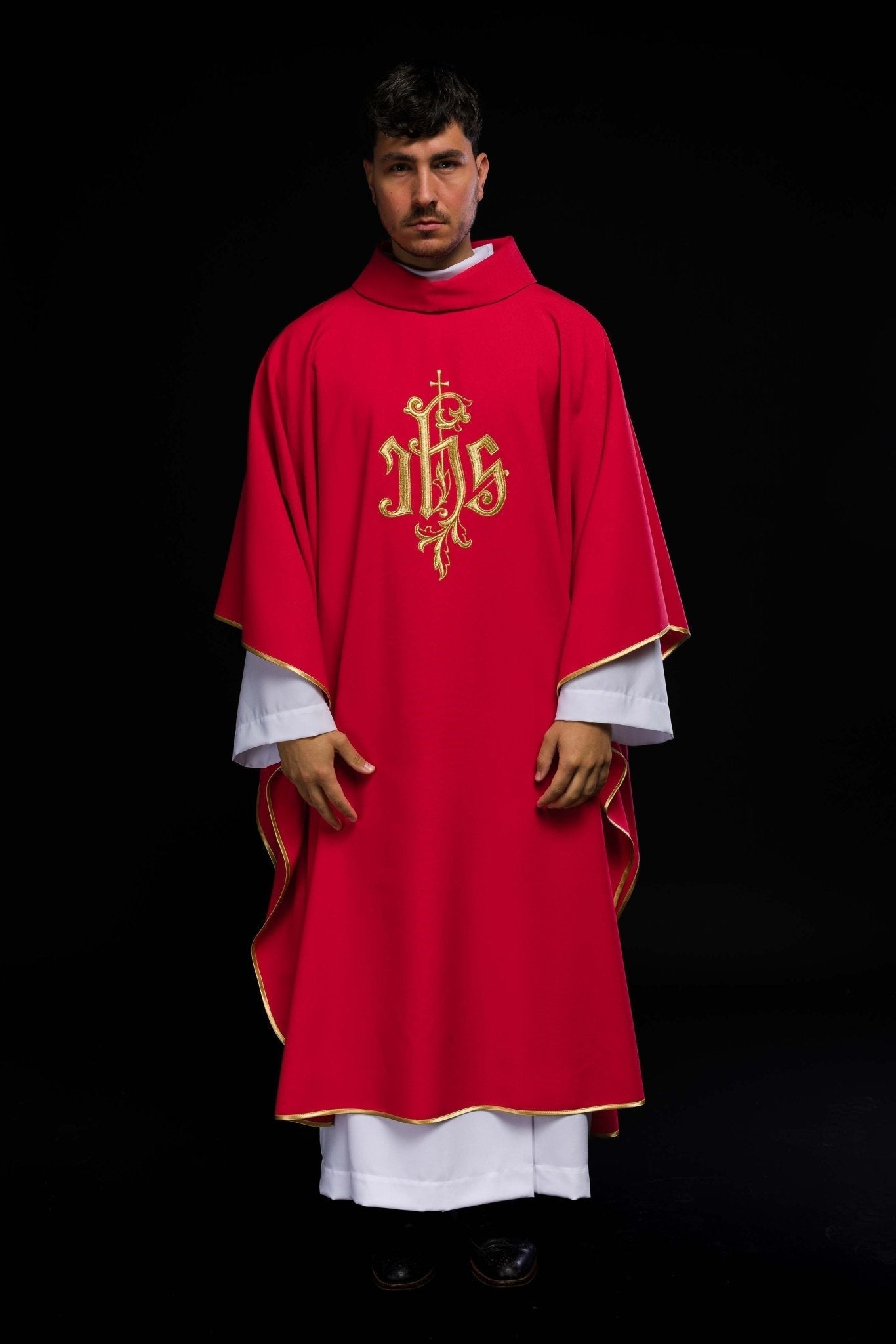 Chasuble rouge avec broderie IHS dorée KOR/032/02/12 CZERWONY - CHASUBLES.FR