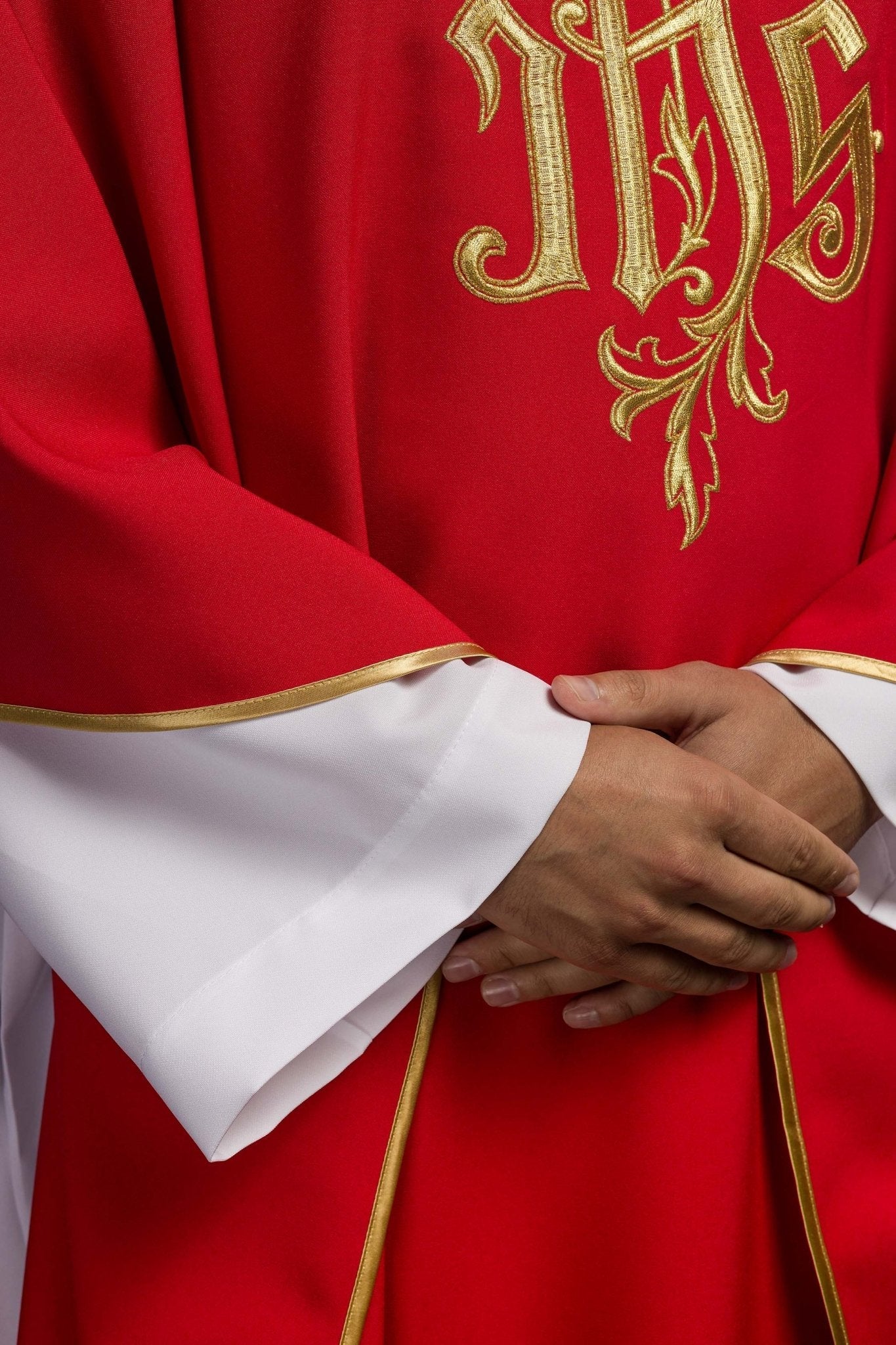 Chasuble rouge avec broderie IHS dorée KOR/032/02/12 CZERWONY - CHASUBLES.FR