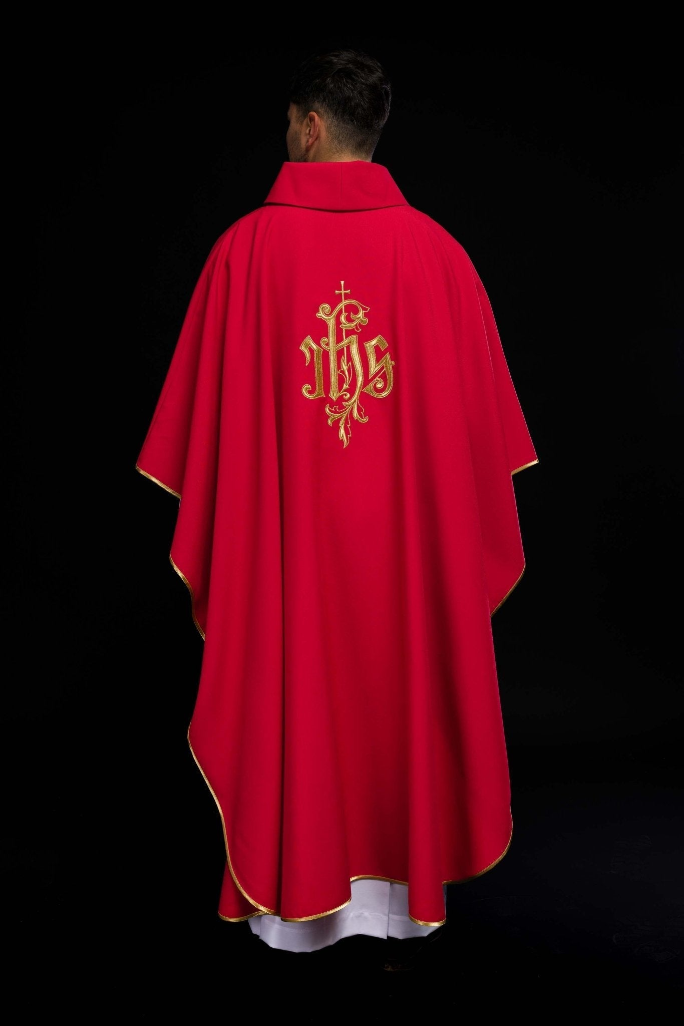 Chasuble rouge avec broderie IHS dorée KOR/032/02/12 CZERWONY - CHASUBLES.FR