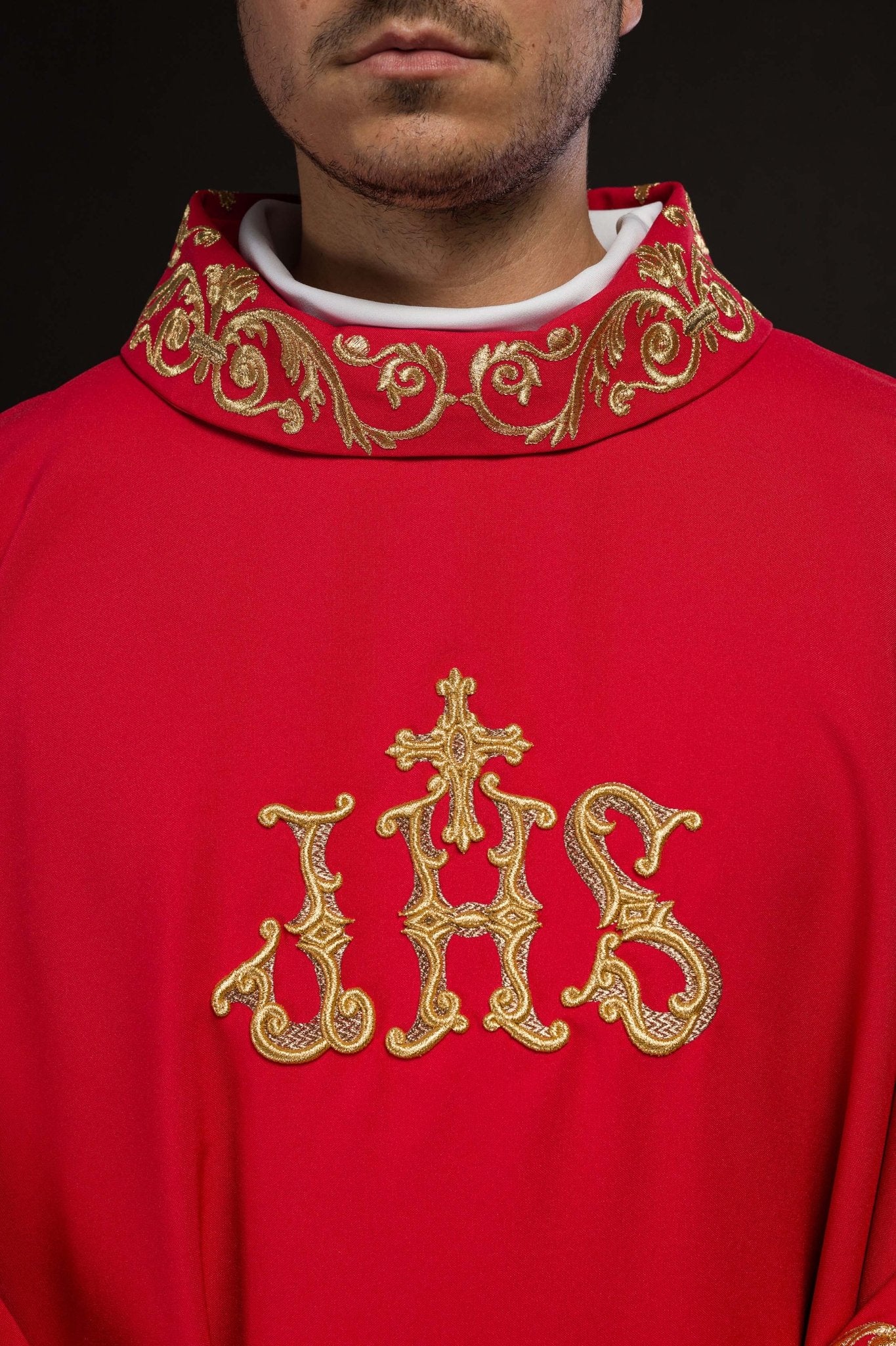 Chasuble rouge avec broderie IHS dorée et garniture décorative KOR/157/02/01 CZERWONY - CHASUBLES.FR