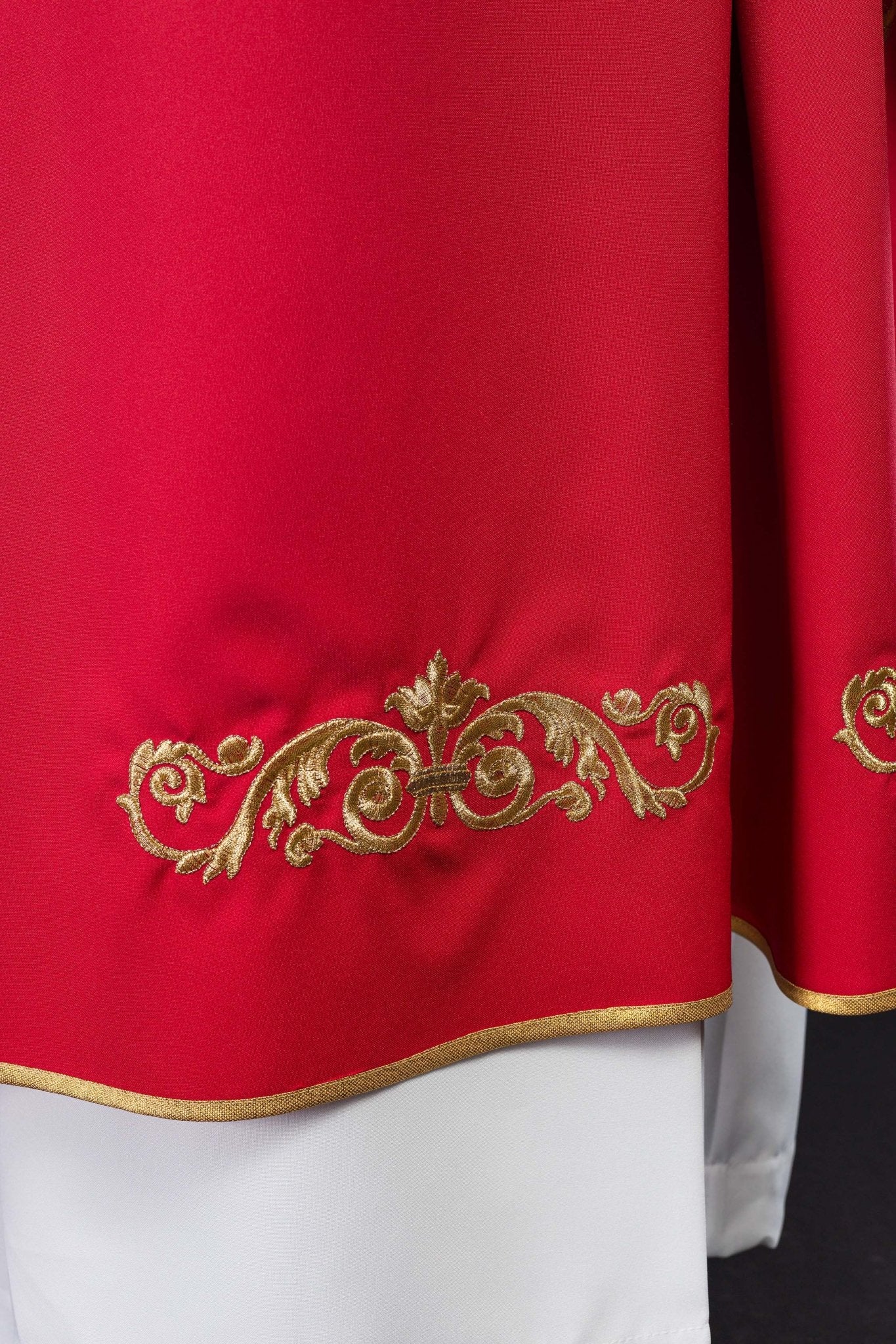 Chasuble rouge avec broderie IHS dorée et garniture décorative KOR/157/02/01 CZERWONY - CHASUBLES.FR