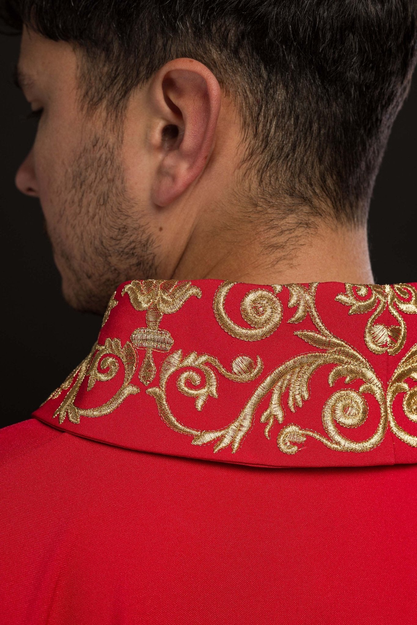 Chasuble rouge avec broderie IHS dorée et garniture décorative KOR/157/02/01 CZERWONY - CHASUBLES.FR