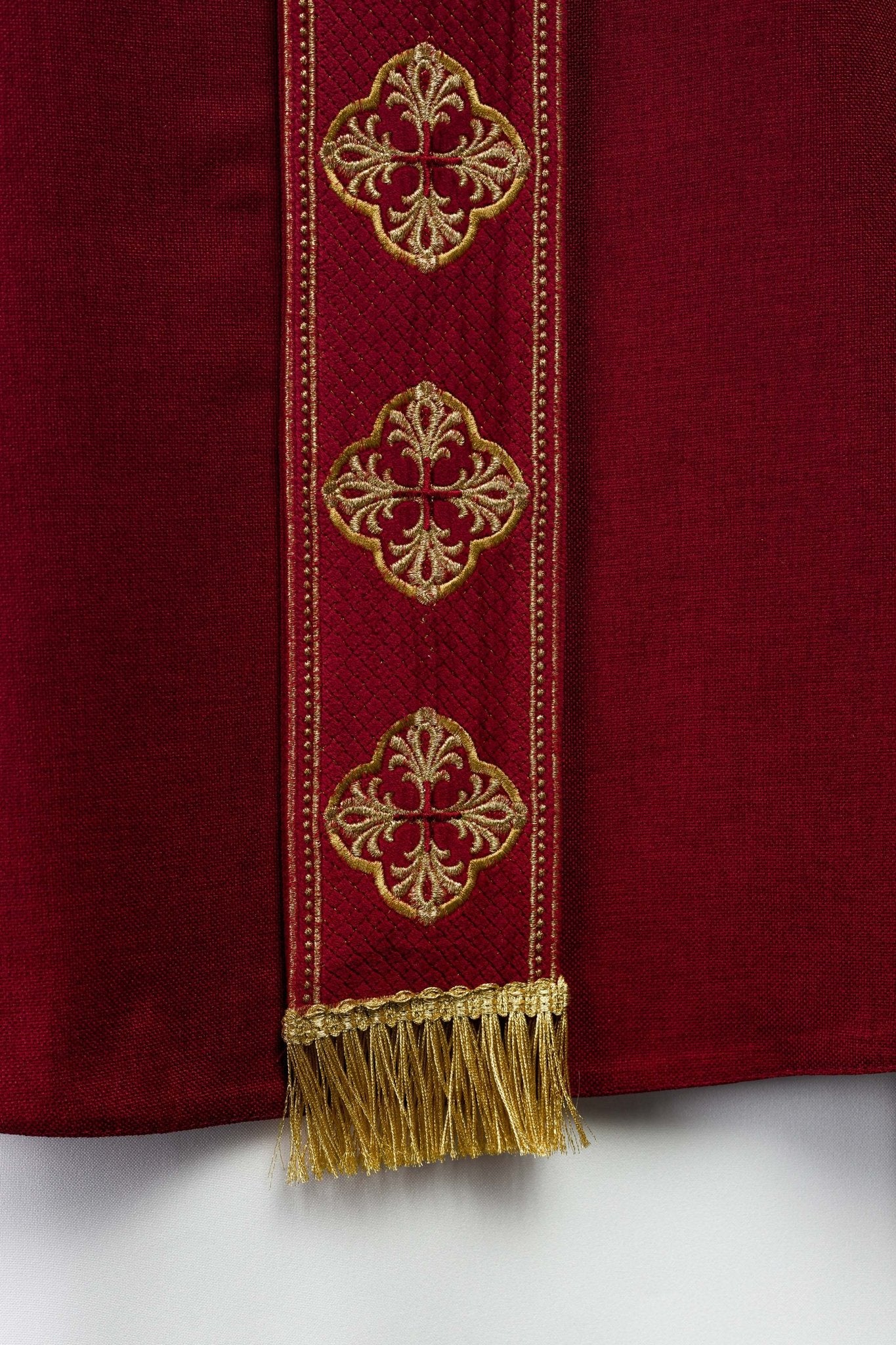 Chasuble rouge avec ceinture brodée et collier croisé S-7069-02-70 - CHASUBLES.FR