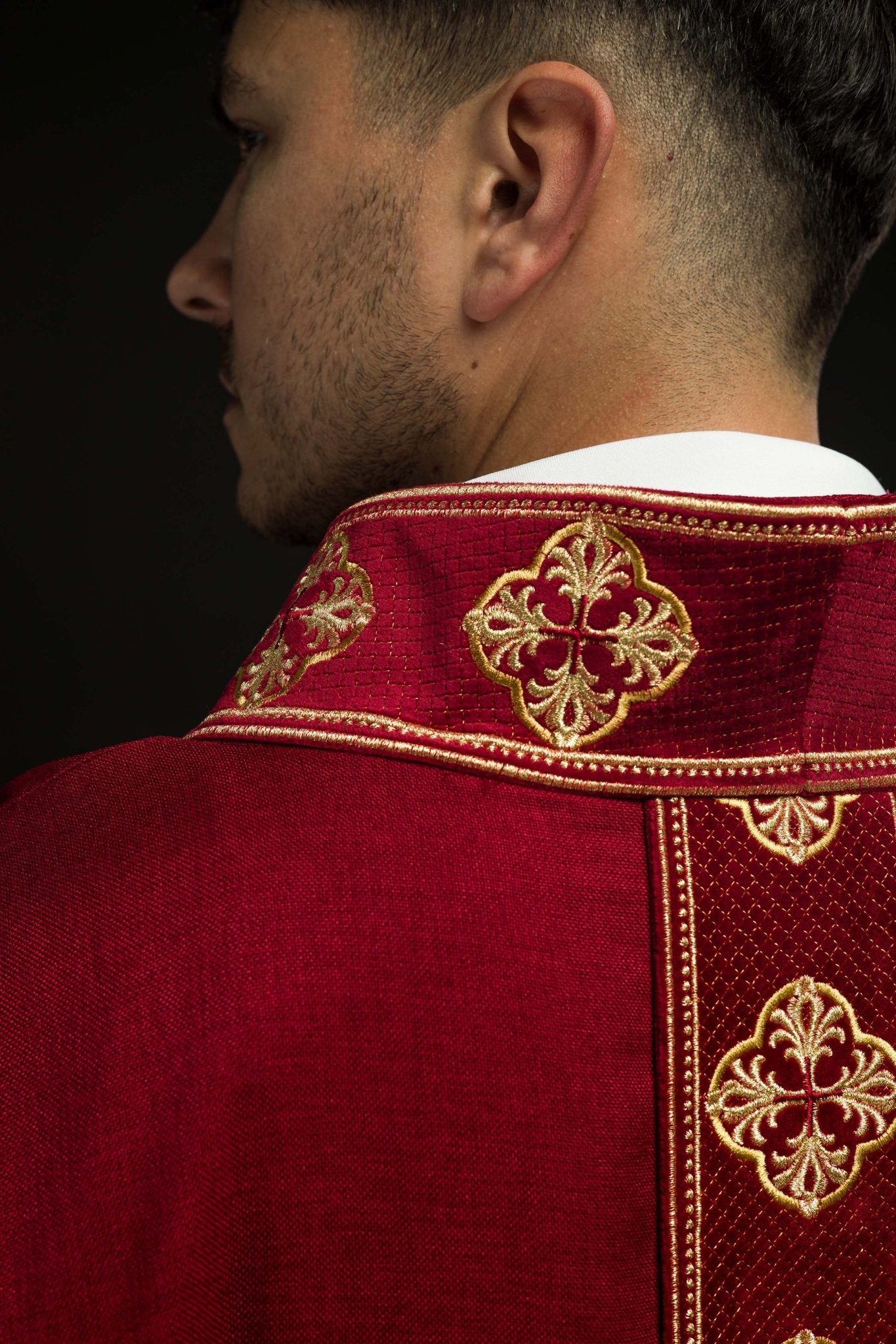 Chasuble rouge avec ceinture brodée et collier croisé S-7069-02-70 - CHASUBLES.FR