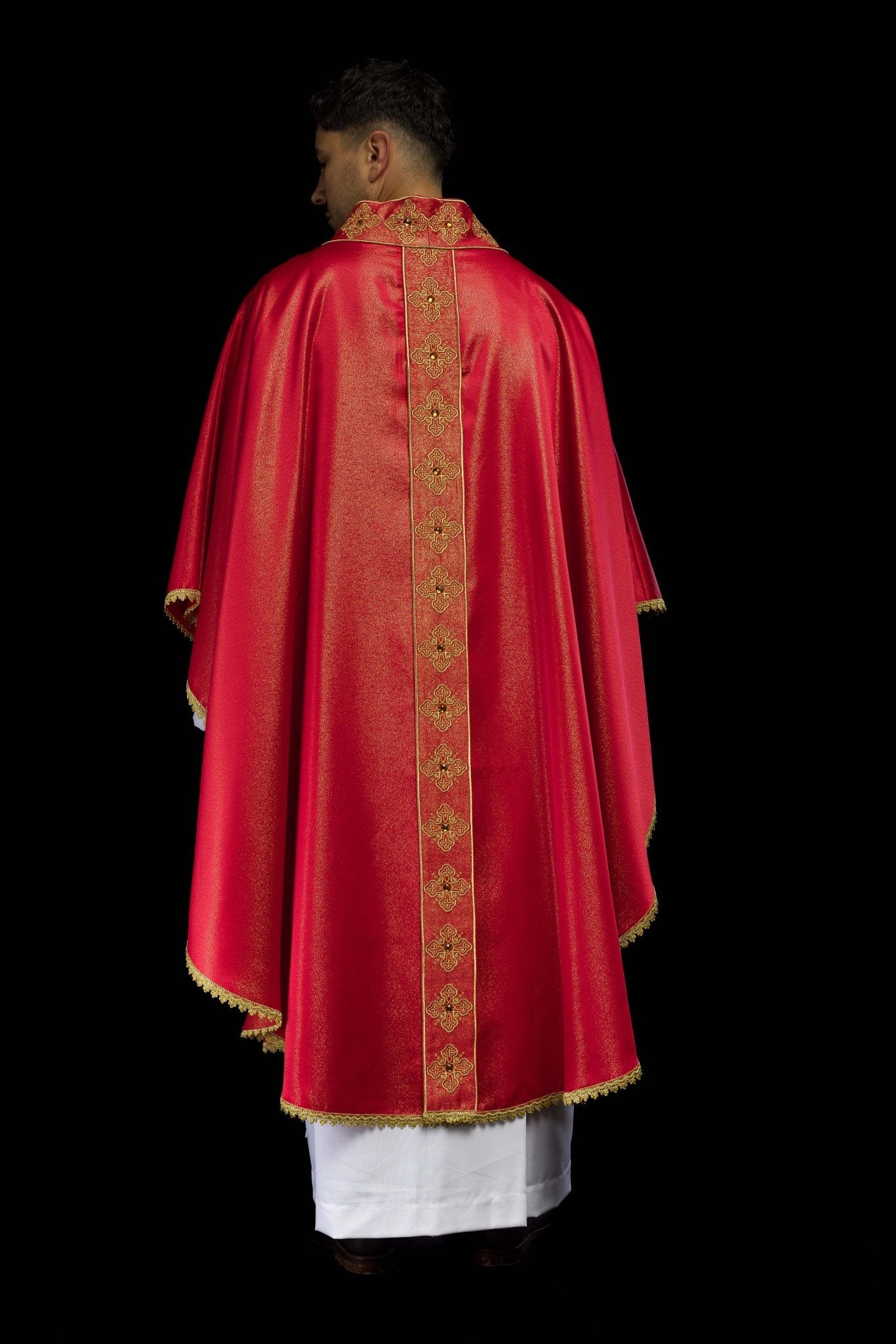 Chasuble rouge avec ceinture brodée et collier orné de pierres S-7056-02-54 - CHASUBLES.FR